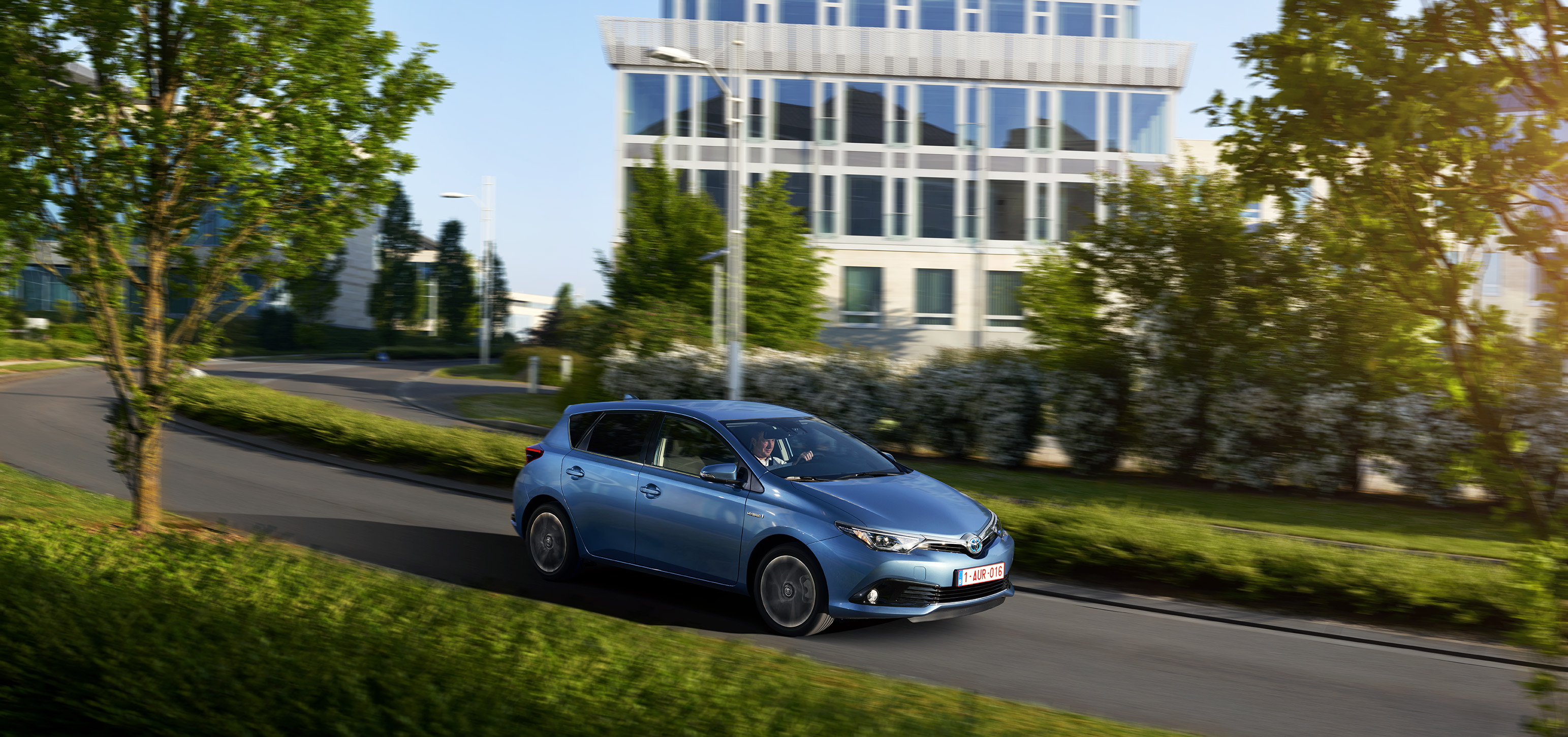 Autotest vernieuwde Toyota Auris, het faceliftmodel heeft meer verfijning en blijft in 2015 zeer interessant voor zakelijk rijders dankzij 14% bijtelling.