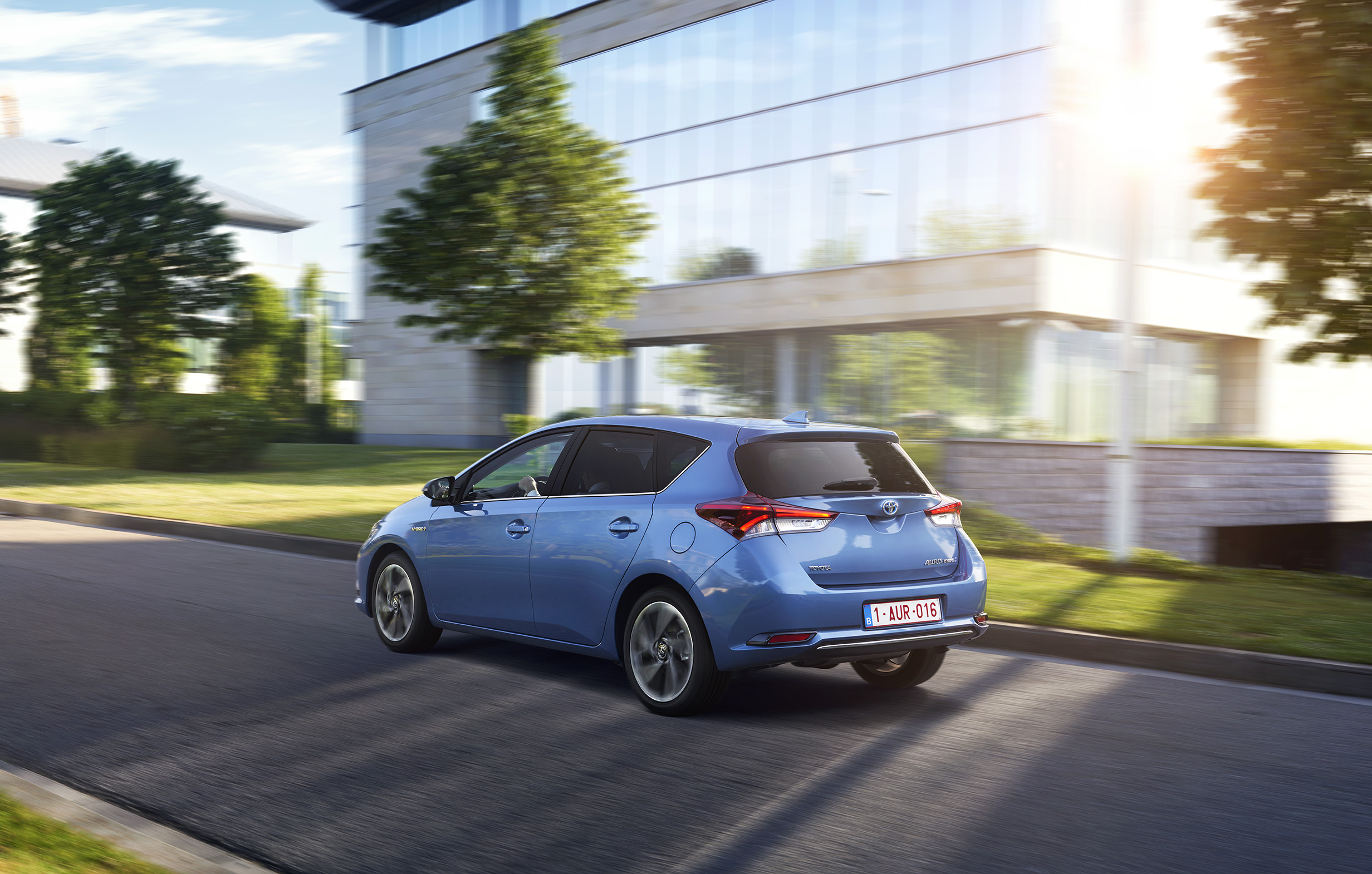 Autotest vernieuwde Toyota Auris, het faceliftmodel heeft meer verfijning en blijft in 2015 zeer interessant voor zakelijk rijders dankzij 14% bijtelling.