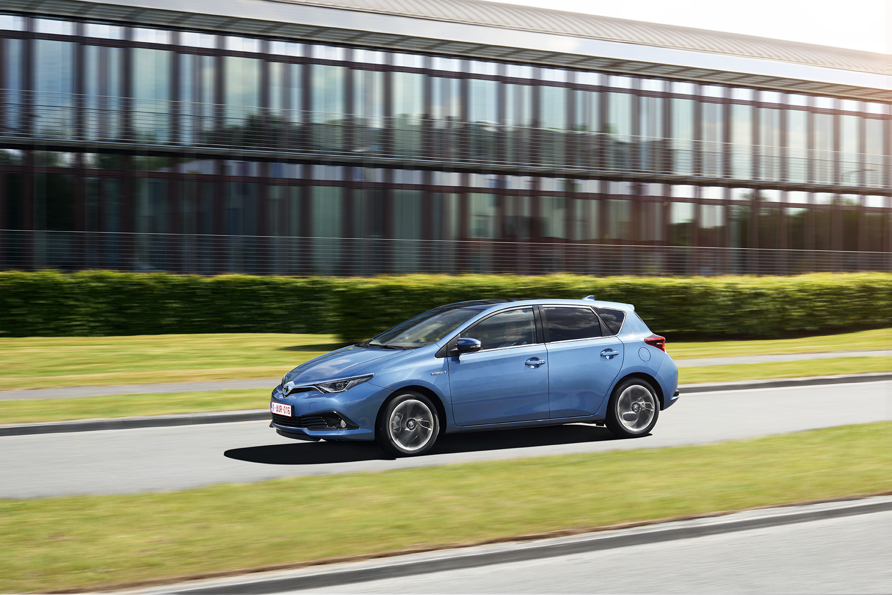 Autotest vernieuwde Toyota Auris, het faceliftmodel heeft meer verfijning en blijft in 2015 zeer interessant voor zakelijk rijders dankzij 14% bijtelling.