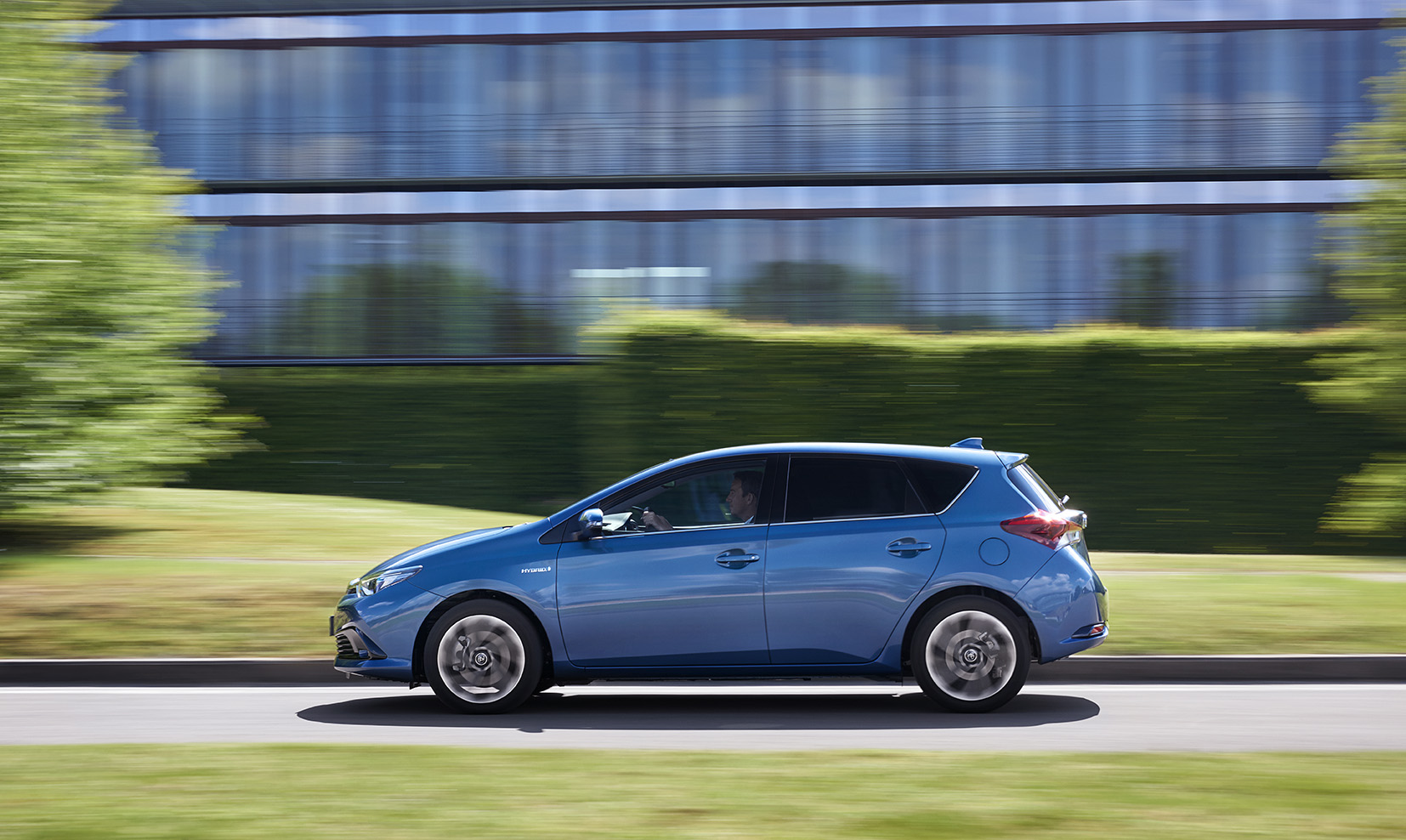 Autotest vernieuwde Toyota Auris, het faceliftmodel heeft meer verfijning en blijft in 2015 zeer interessant voor zakelijk rijders dankzij 14% bijtelling.