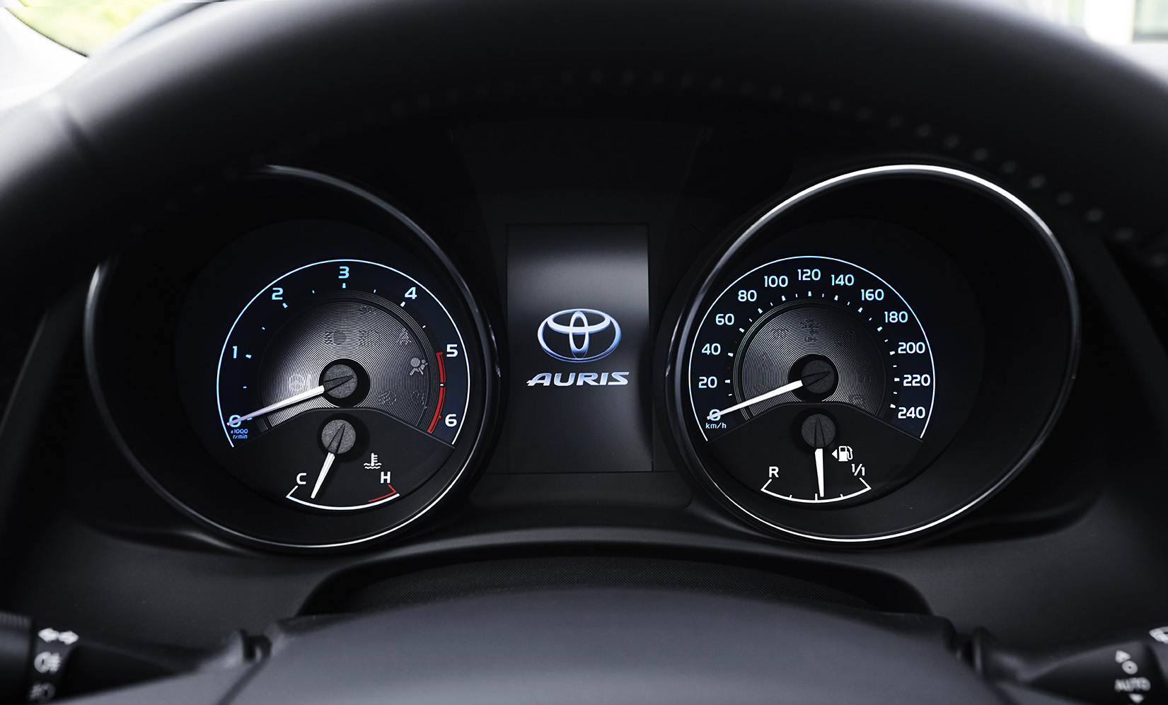 Autotest vernieuwde Toyota Auris, het faceliftmodel heeft meer verfijning en blijft in 2015 zeer interessant voor zakelijk rijders dankzij 14% bijtelling.