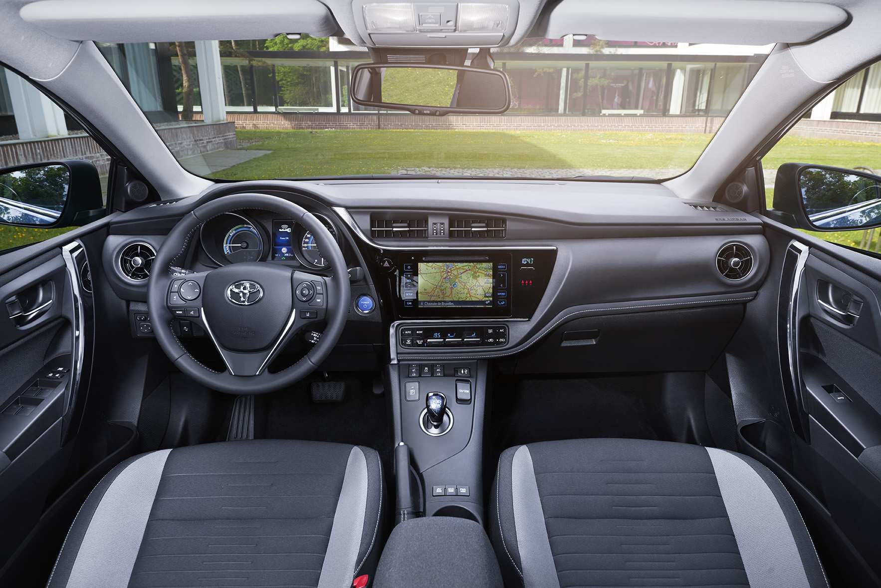 Autotest vernieuwde Toyota Auris, het faceliftmodel heeft meer verfijning en blijft in 2015 zeer interessant voor zakelijk rijders dankzij 14% bijtelling.