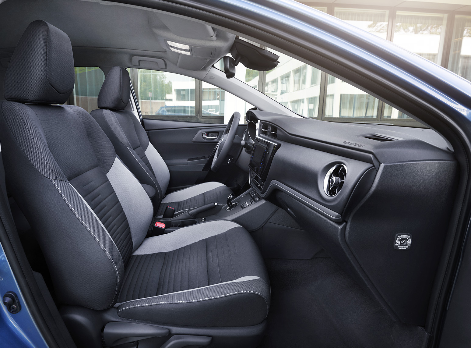 Autotest vernieuwde Toyota Auris, het faceliftmodel heeft meer verfijning en blijft in 2015 zeer interessant voor zakelijk rijders dankzij 14% bijtelling.