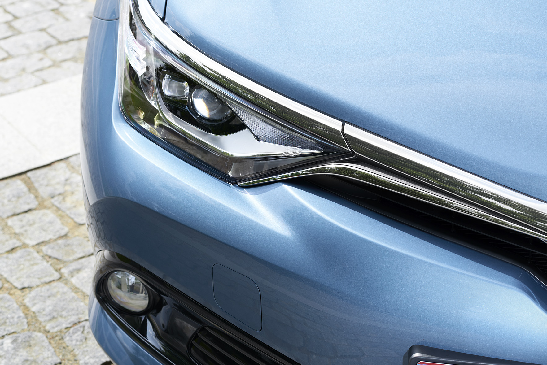 Autotest vernieuwde Toyota Auris, het faceliftmodel heeft meer verfijning en blijft in 2015 zeer interessant voor zakelijk rijders dankzij 14% bijtelling.