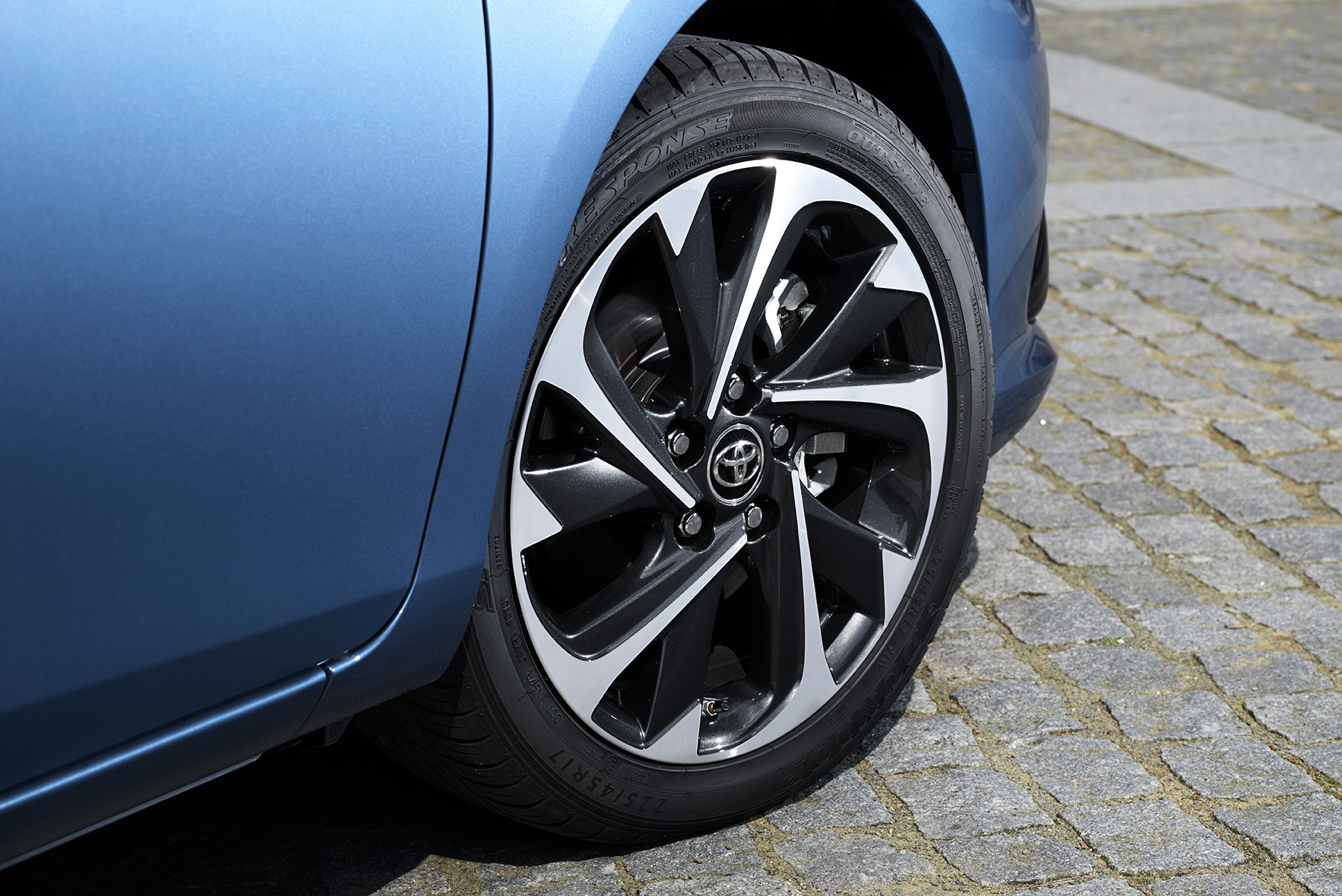 Autotest vernieuwde Toyota Auris, het faceliftmodel heeft meer verfijning en blijft in 2015 zeer interessant voor zakelijk rijders dankzij 14% bijtelling.