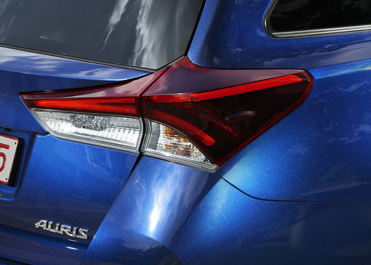 Autotest vernieuwde Toyota Auris, het faceliftmodel heeft meer verfijning en blijft in 2015 zeer interessant voor zakelijk rijders dankzij 14% bijtelling.