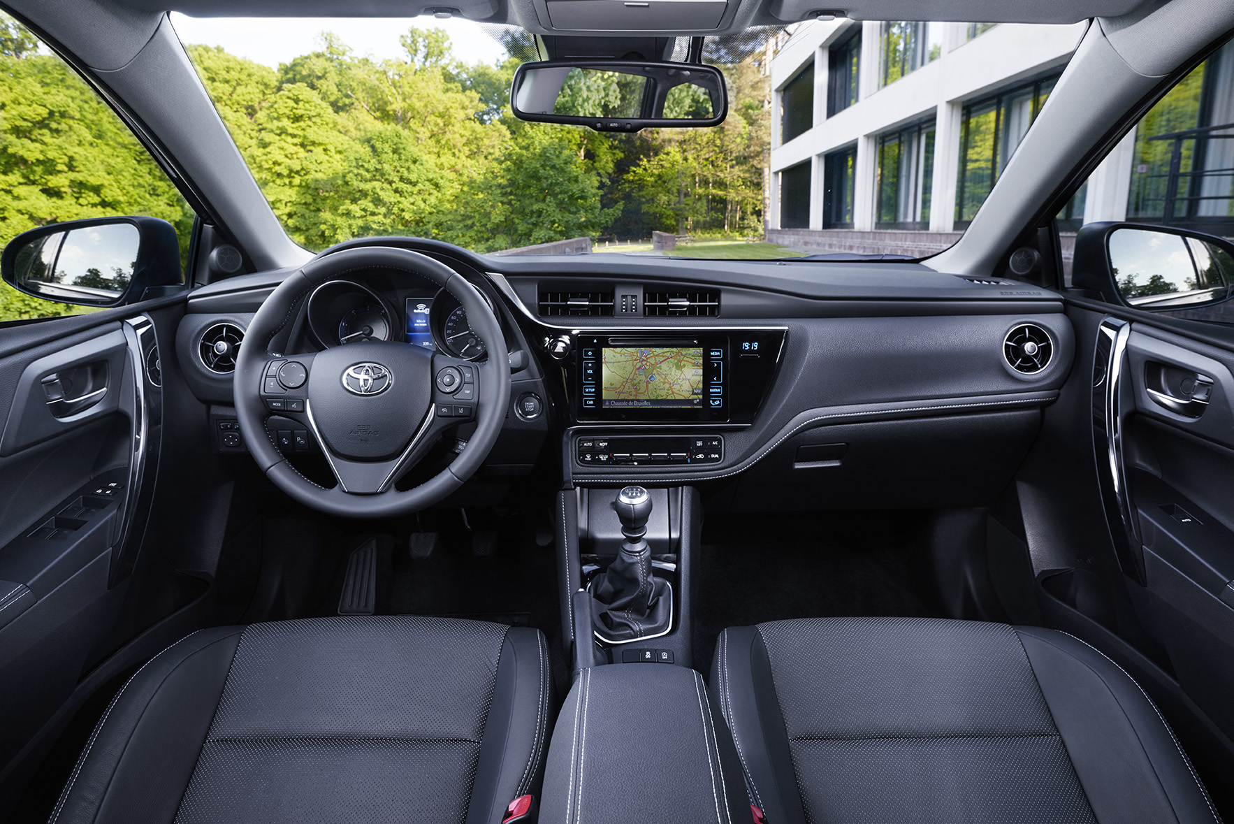 Autotest vernieuwde Toyota Auris, het faceliftmodel heeft meer verfijning en blijft in 2015 zeer interessant voor zakelijk rijders dankzij 14% bijtelling.