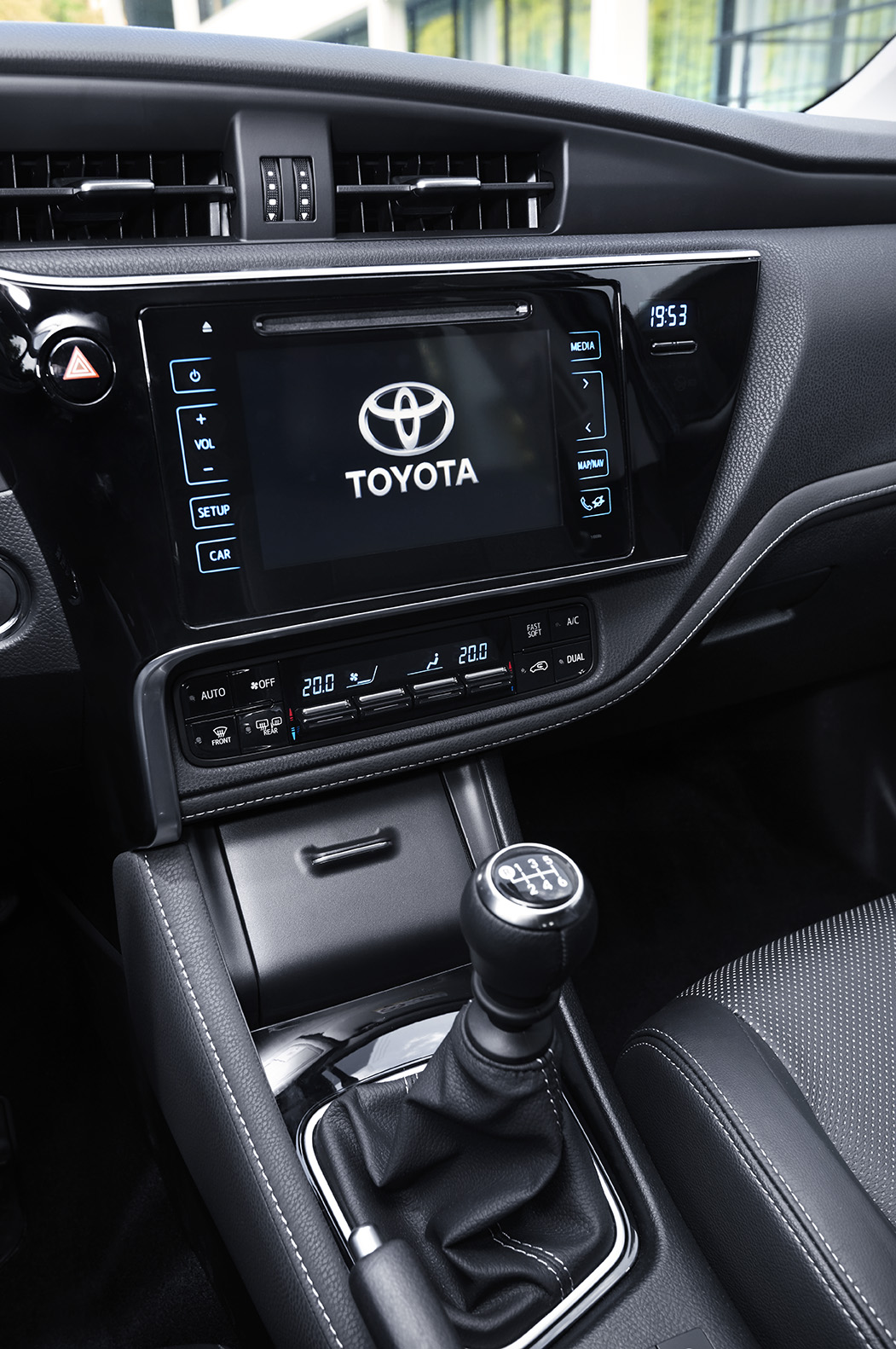 Autotest vernieuwde Toyota Auris, het faceliftmodel heeft meer verfijning en blijft in 2015 zeer interessant voor zakelijk rijders dankzij 14% bijtelling.