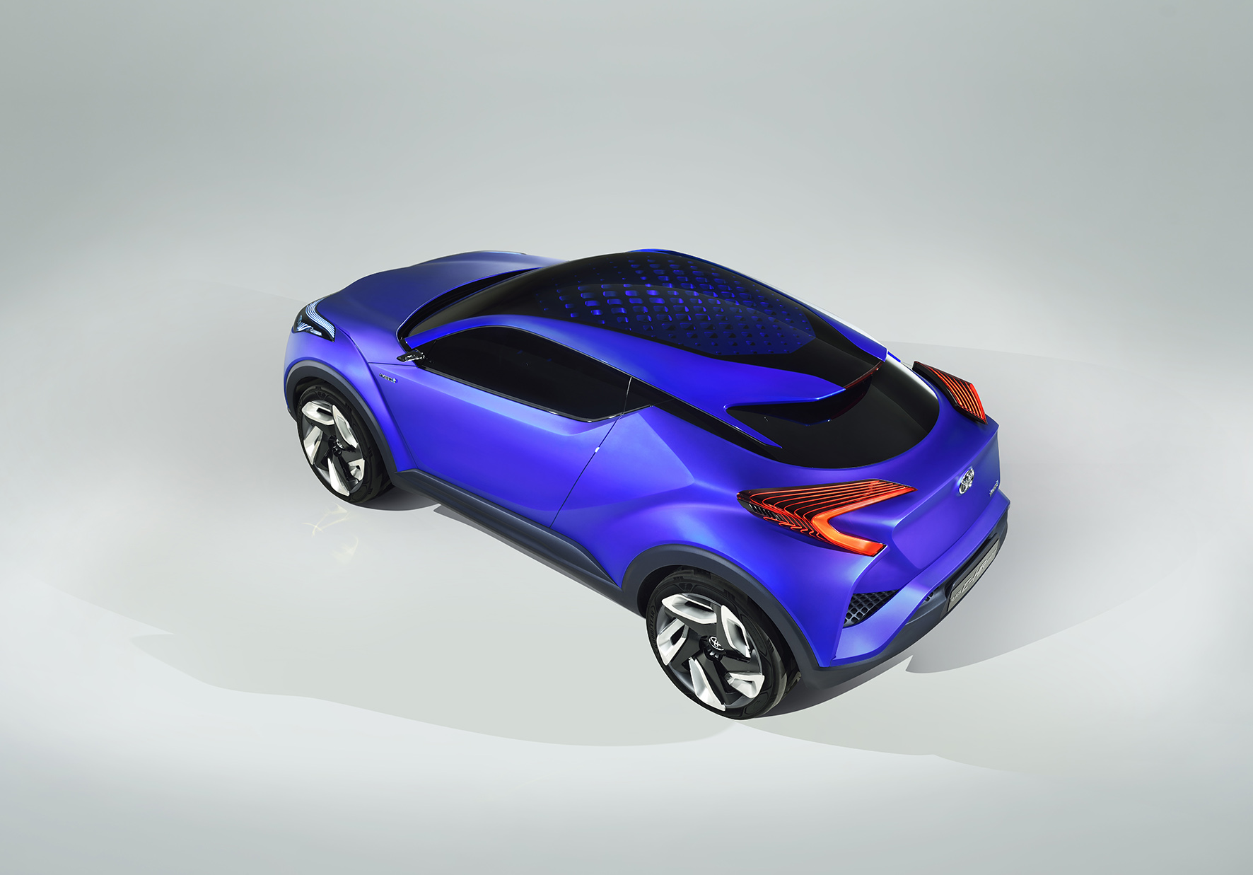 Toyota C-HR crossover is klaar voor onthulling. De compacte hybride crossover aast op zijn concurrenten zoals de Captur en C4 Cactus.