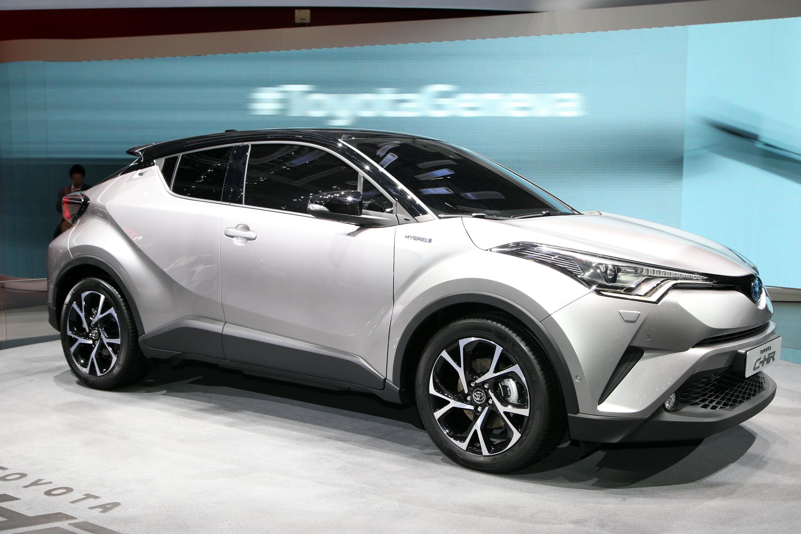 De nieuwe Toyota C-HR wordt niet alleen als hybride beschikbaar, maar rolt ook van de band met de 1.2 Turbo motor uit de Auris.
