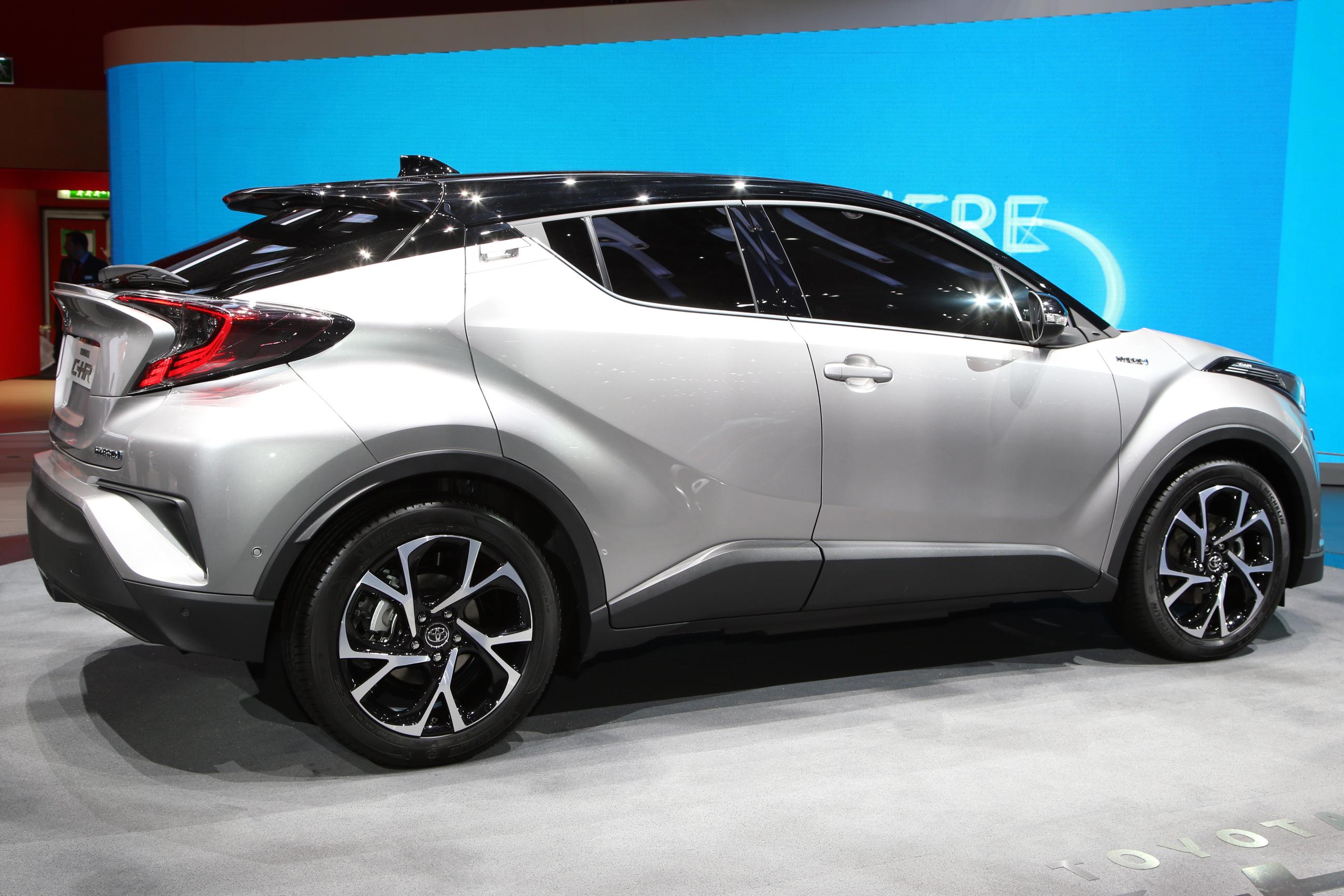 De nieuwe Toyota C-HR wordt niet alleen als hybride beschikbaar, maar rolt ook van de band met de 1.2 Turbo motor uit de Auris.