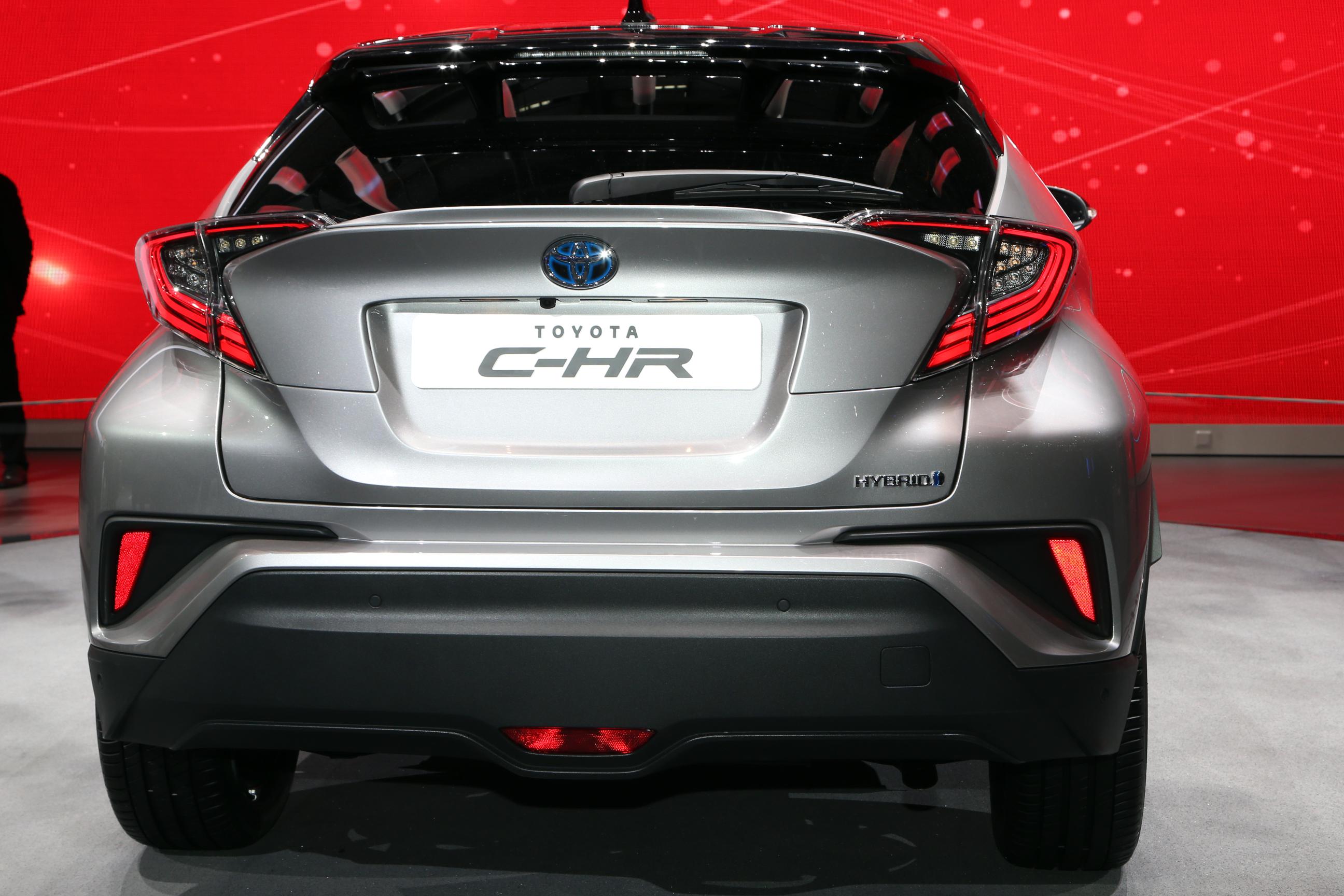De nieuwe Toyota C-HR wordt niet alleen als hybride beschikbaar, maar rolt ook van de band met de 1.2 Turbo motor uit de Auris.