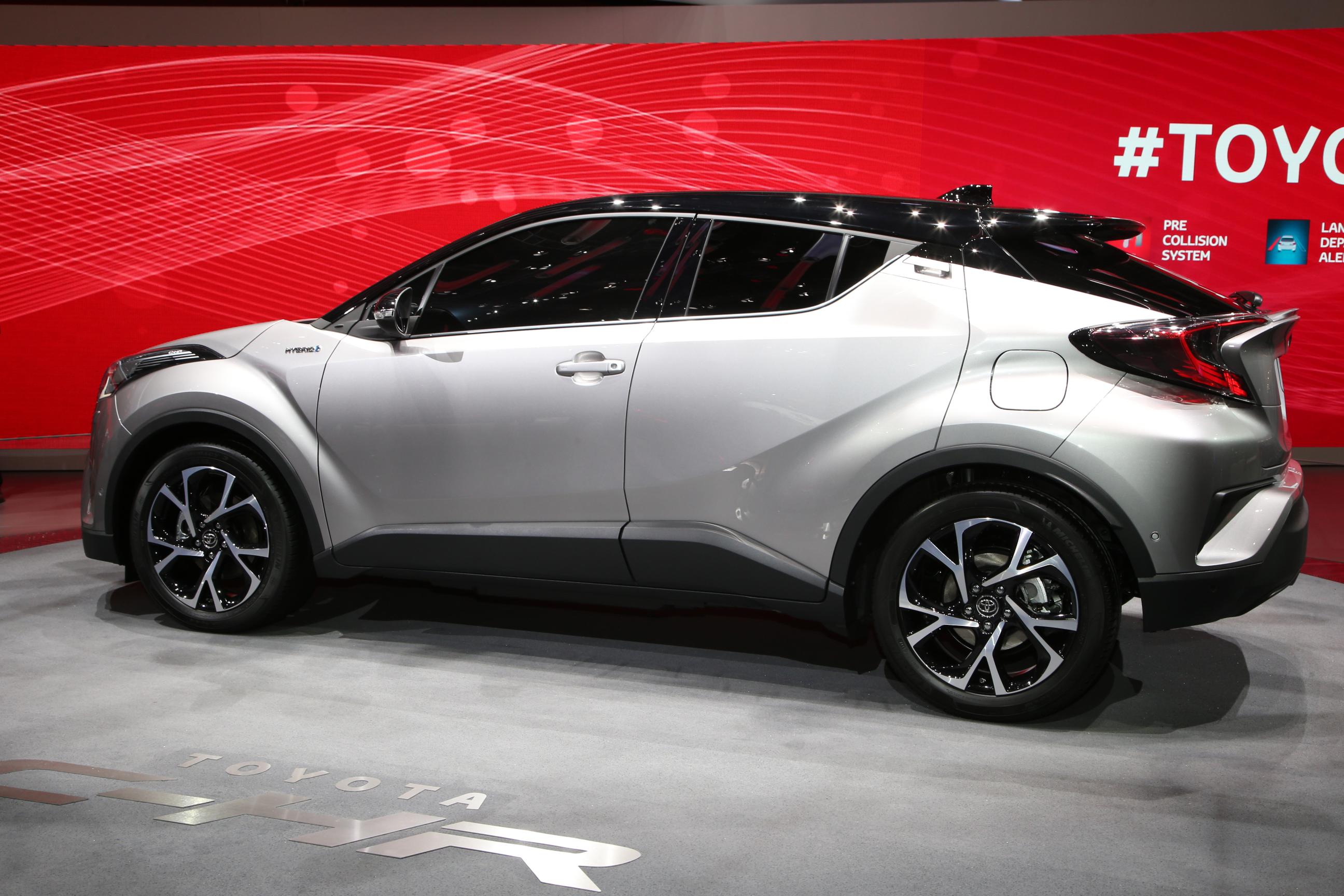 De nieuwe Toyota C-HR wordt niet alleen als hybride beschikbaar, maar rolt ook van de band met de 1.2 Turbo motor uit de Auris.