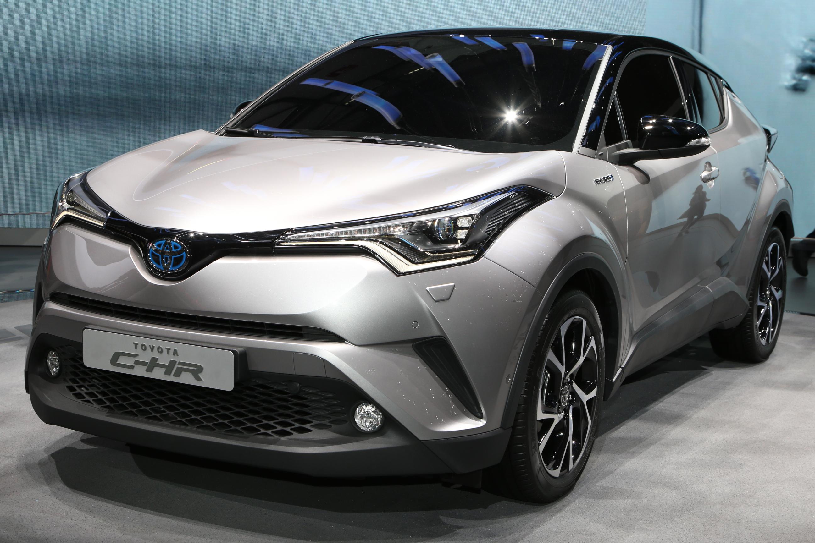 De nieuwe Toyota C-HR wordt niet alleen als hybride beschikbaar, maar rolt ook van de band met de 1.2 Turbo motor uit de Auris.