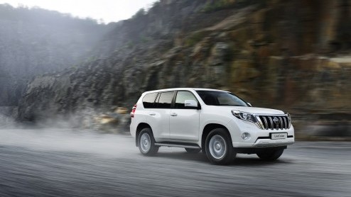 Toyota introduceert de Land Cruiser modeljaar 2014 met een verbeterd onderstel, een licht aangepast in- en exterieur en een royalere uitrusting. Tot slot is de vanafprijs ook nog gedaald.