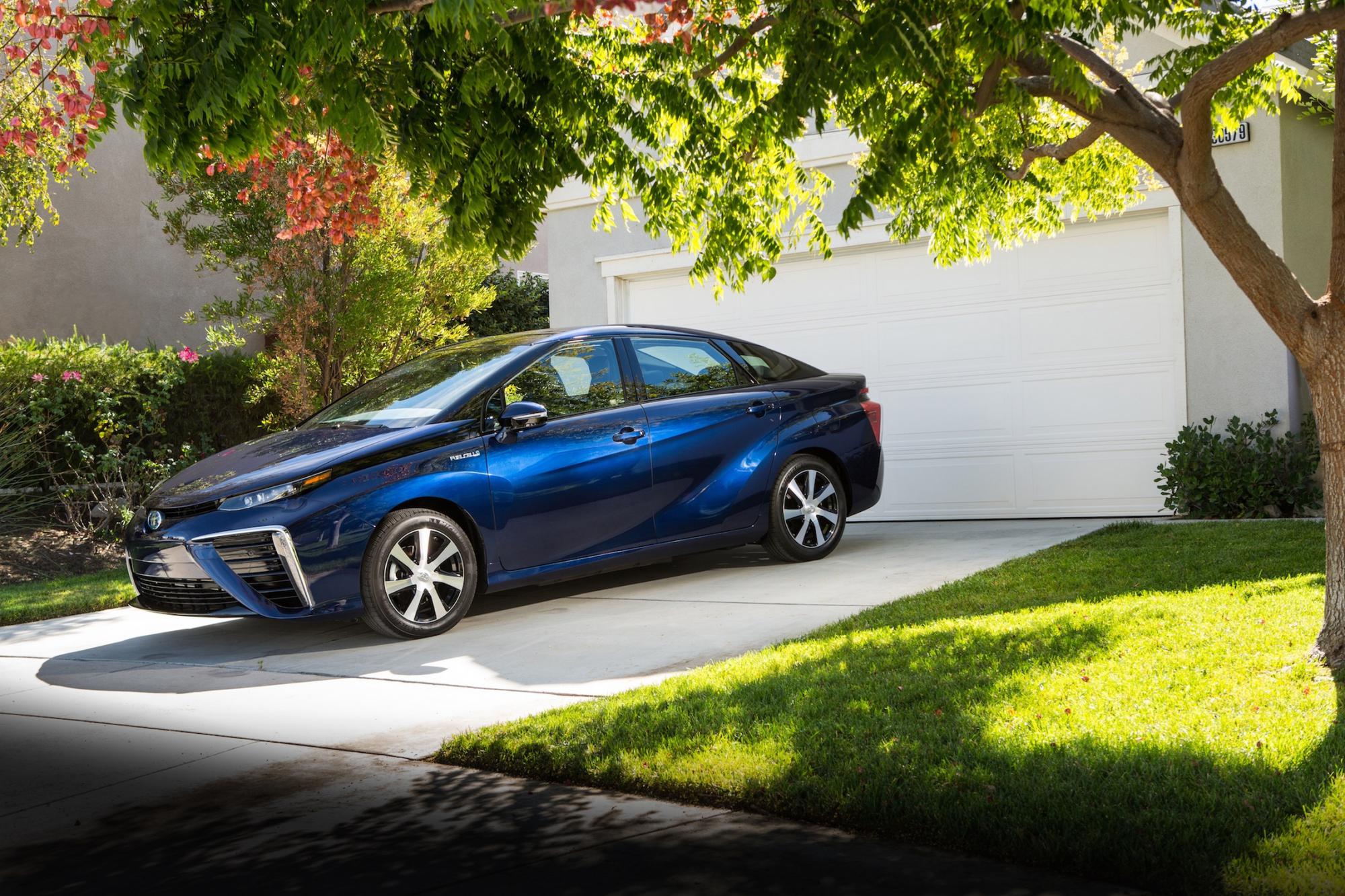 Toyota Mirai waterstofauto naar Europa voor Engeland, Denemarken, Belgie en Duitsland.