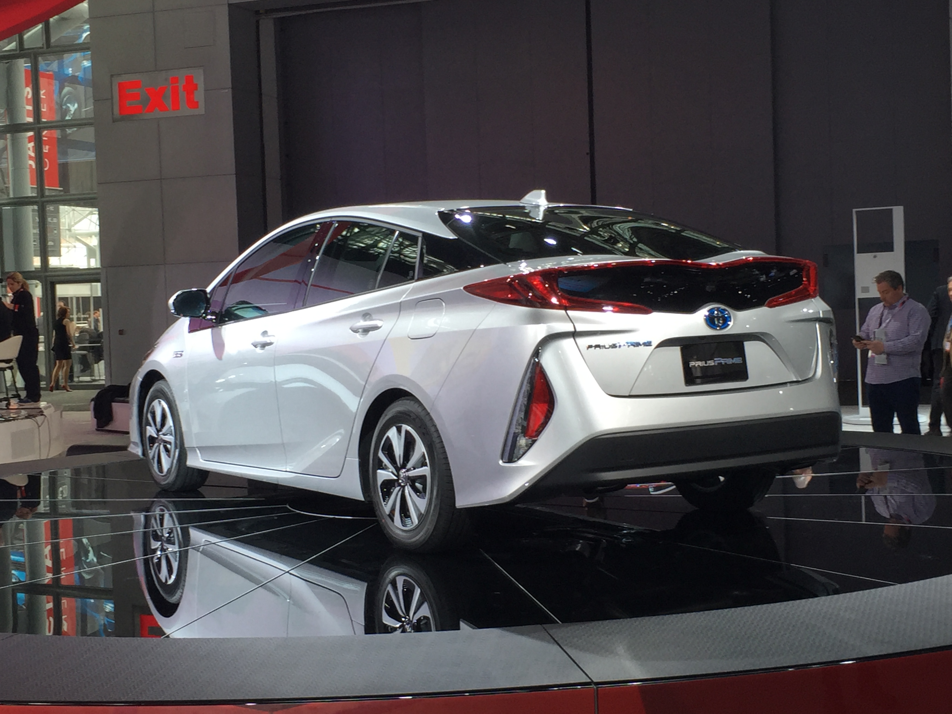 Na de introductie van de nieuwe Toyota Prius komt het merk op de New York Auto Show met de Prius Plug-In Hybrid. De introductie in Nederland vindt eind 2016 plaats.