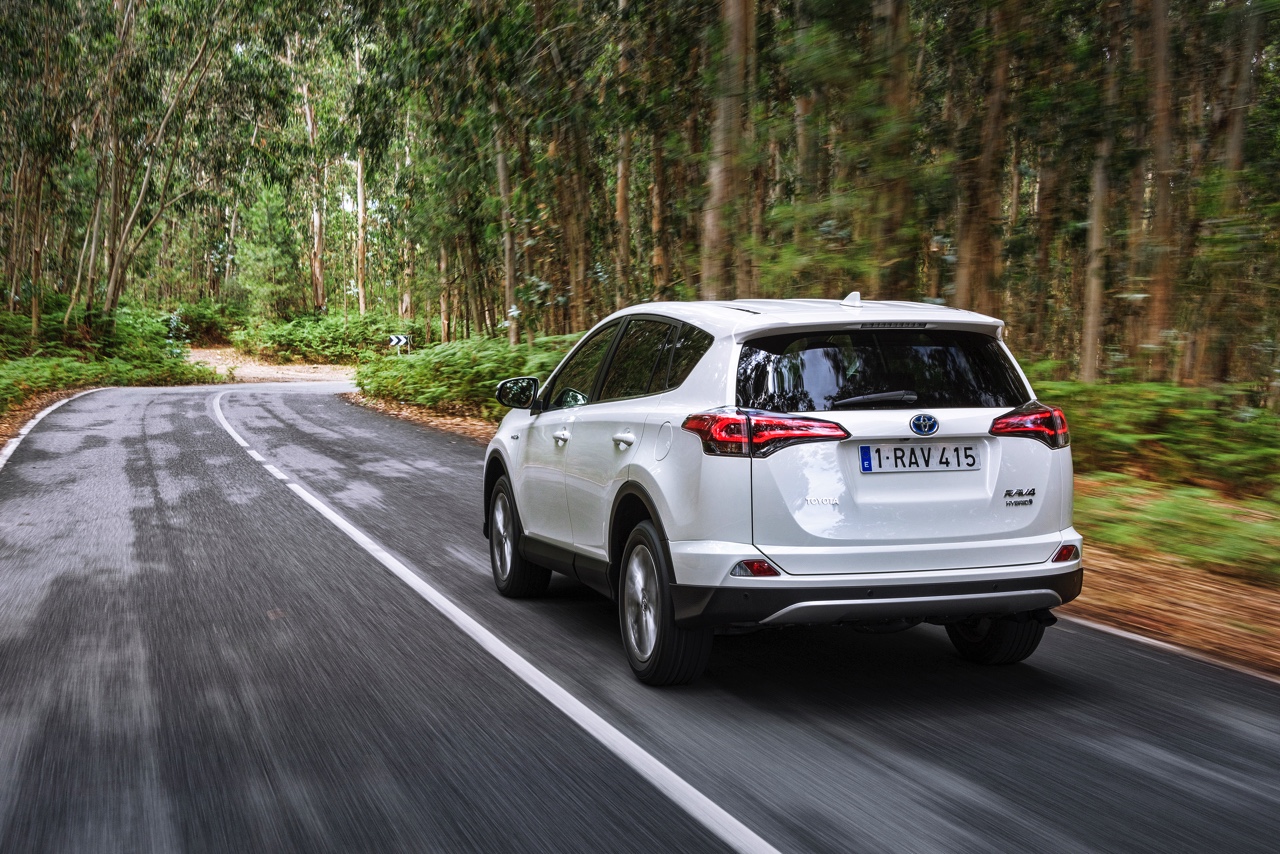 Autotest Toyota RAV4 Hybrid, de hybride SUV van de vernieuwde RAV4 die zuinigheid combineert met bijna 200 pk.