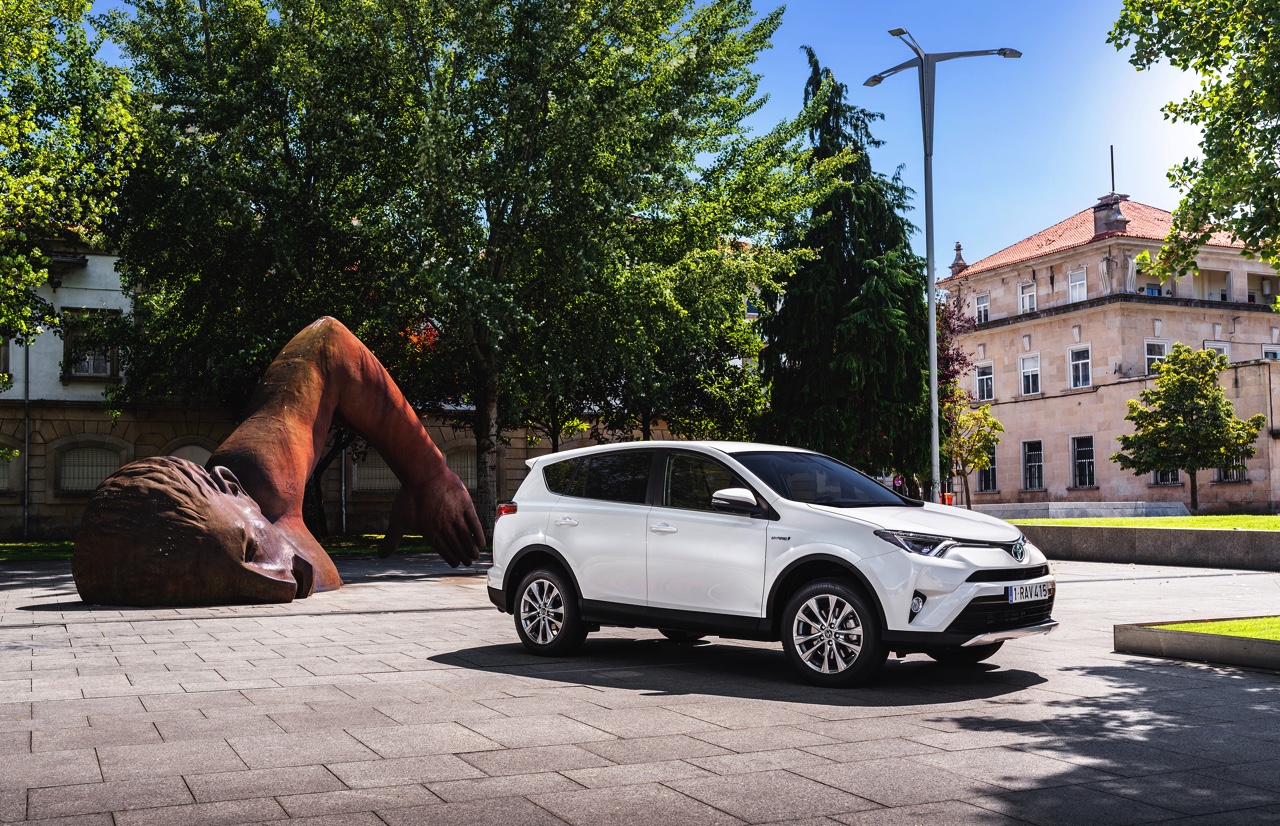 Autotest Toyota RAV4 Hybrid, de hybride SUV van de vernieuwde RAV4 die zuinigheid combineert met bijna 200 pk.