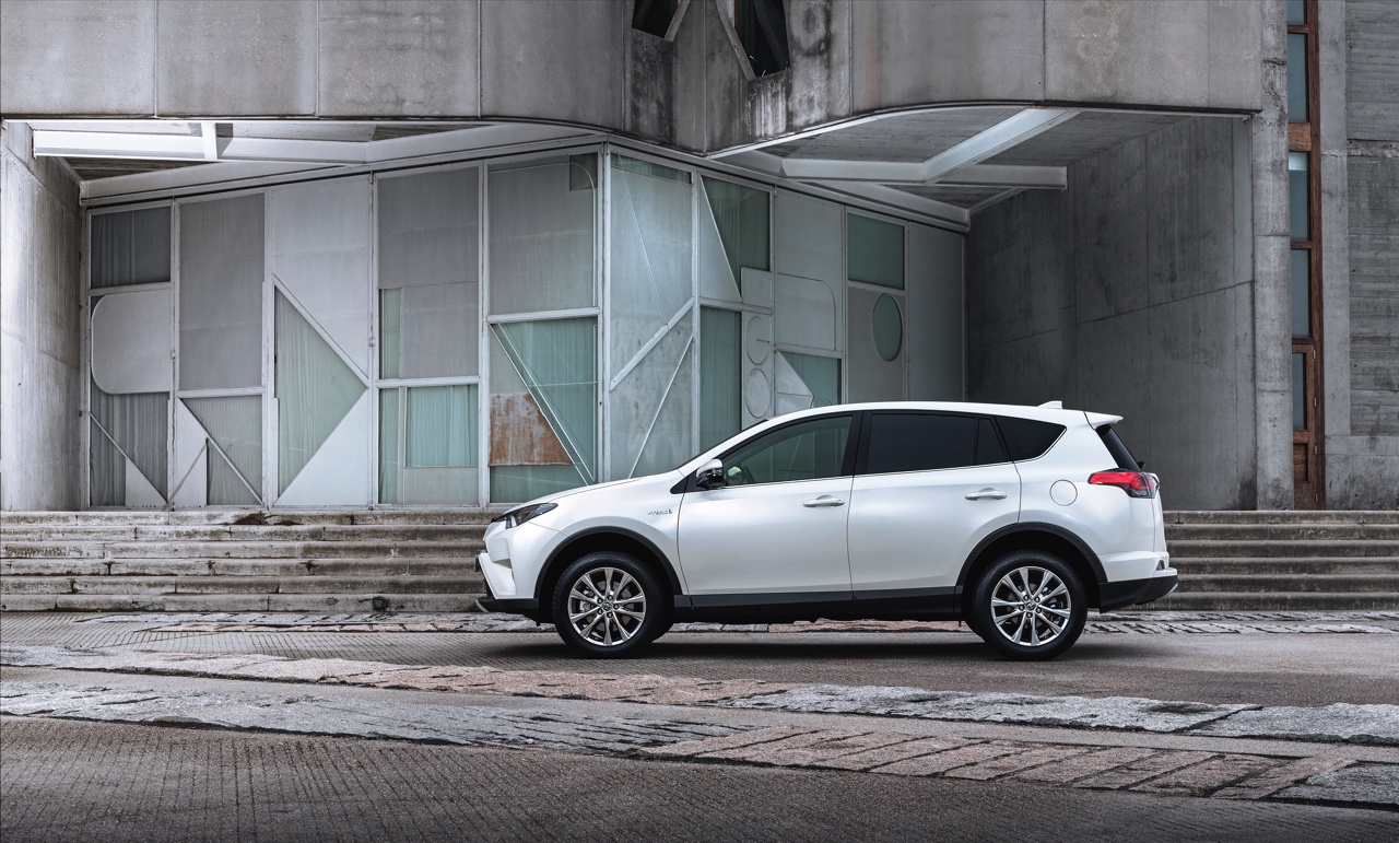 Autotest Toyota RAV4 Hybrid, de hybride SUV van de vernieuwde RAV4 die zuinigheid combineert met bijna 200 pk.