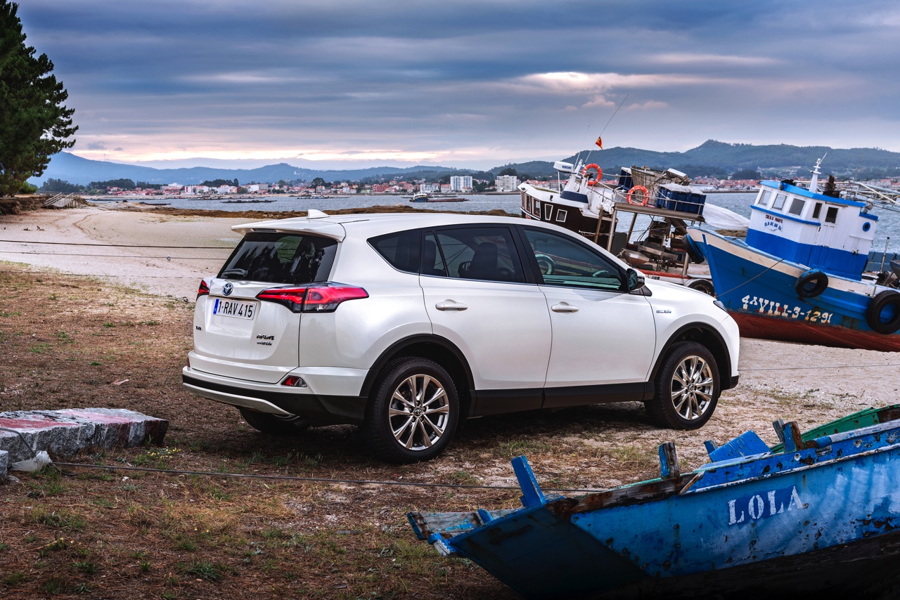 Autotest Toyota RAV4 Hybrid, de hybride SUV van de vernieuwde RAV4 die zuinigheid combineert met bijna 200 pk.