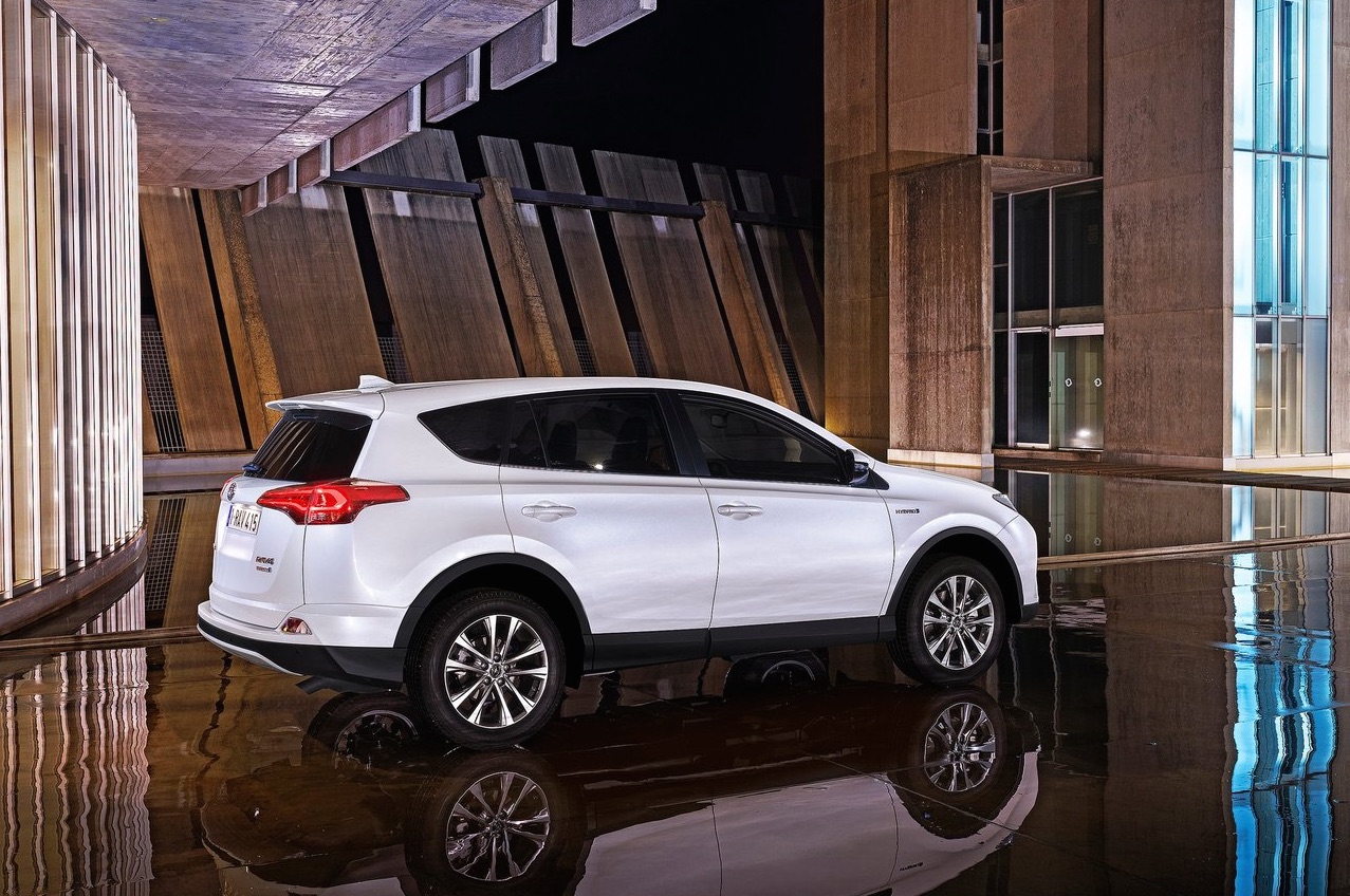 Specificaties Toyota RAV4 Hybrid zijn bekend gemaakt. De hybride SUV heeft 197 pk vermogen en verbruikt 4.9l/100km ofwel 115g/km CO2.