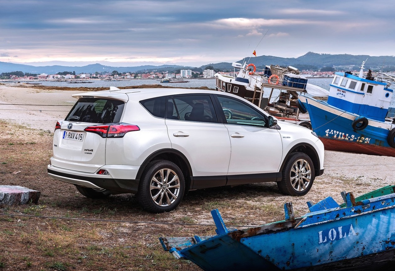 Specificaties Toyota RAV4 Hybrid zijn bekend gemaakt. De hybride SUV heeft 197 pk vermogen en verbruikt 4.9l/100km ofwel 115g/km CO2.