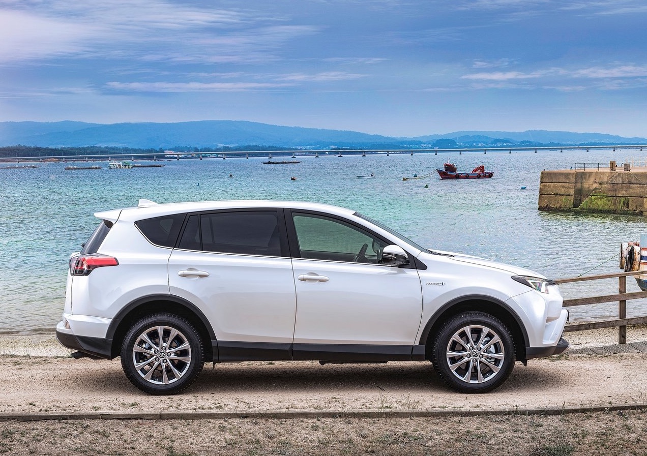 Specificaties Toyota RAV4 Hybrid zijn bekend gemaakt. De hybride SUV heeft 197 pk vermogen en verbruikt 4.9l/100km ofwel 115g/km CO2.