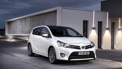 Toyota heeft per direct de orderboeken geopend van de Verso modeljaar 2014 met een nieuwe 1.6 D-4D F-dieselmotor van huize BMW. Tevens is de vanafprijs van de benzineversies gedaald.