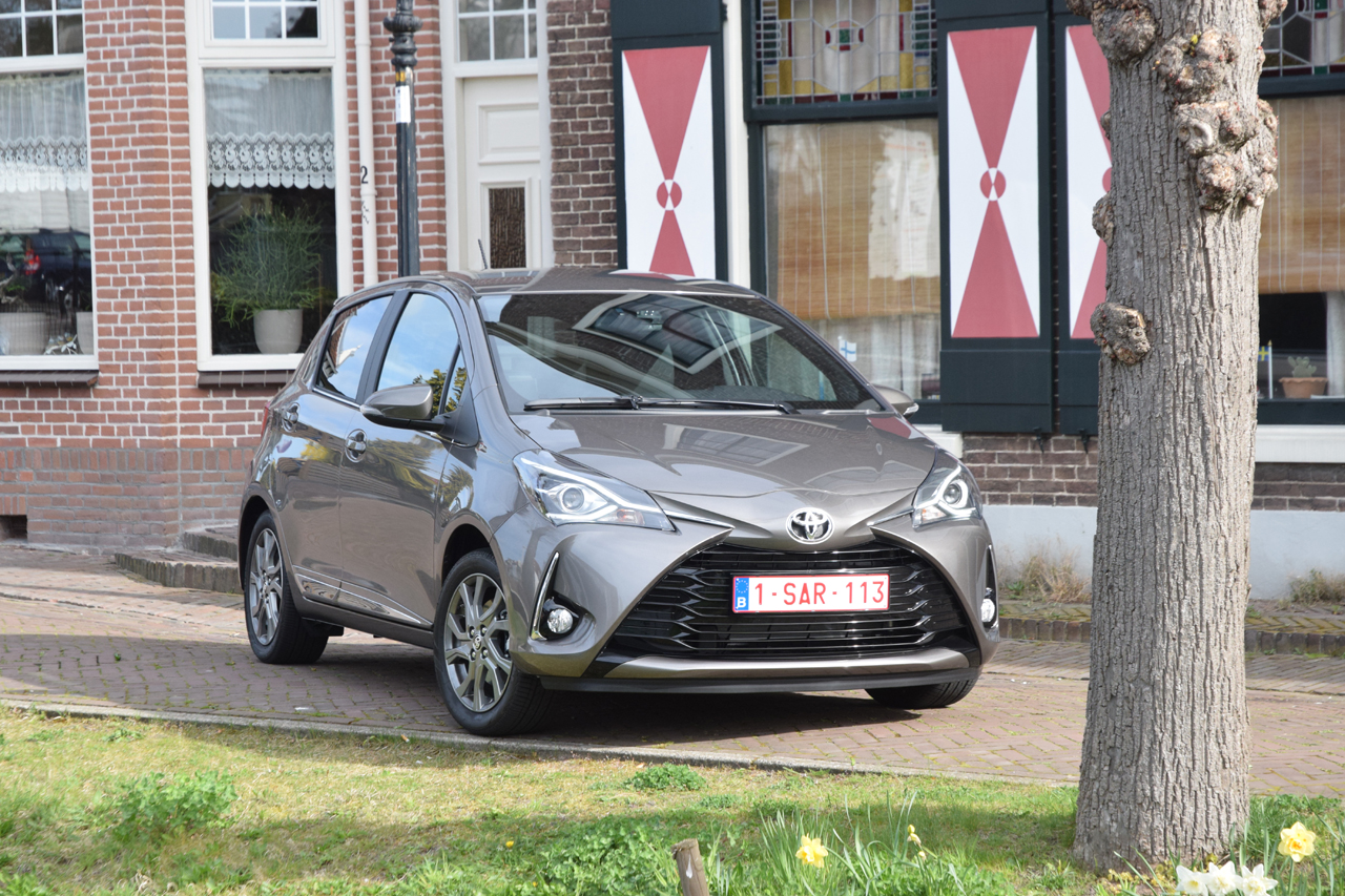 Toyota geeft de bestaande Yaris niet alleen een facelift, maar voorziet ook in een nieuwe motor en veel toegevoegde veiligheidsitems. AutoVandaag deed een rijtest.