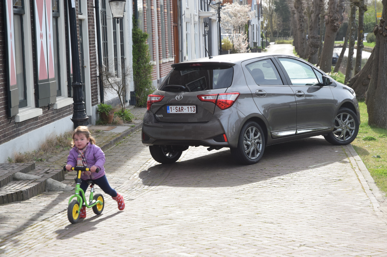 Toyota geeft de bestaande Yaris niet alleen een facelift, maar voorziet ook in een nieuwe motor en veel toegevoegde veiligheidsitems. AutoVandaag deed een rijtest.