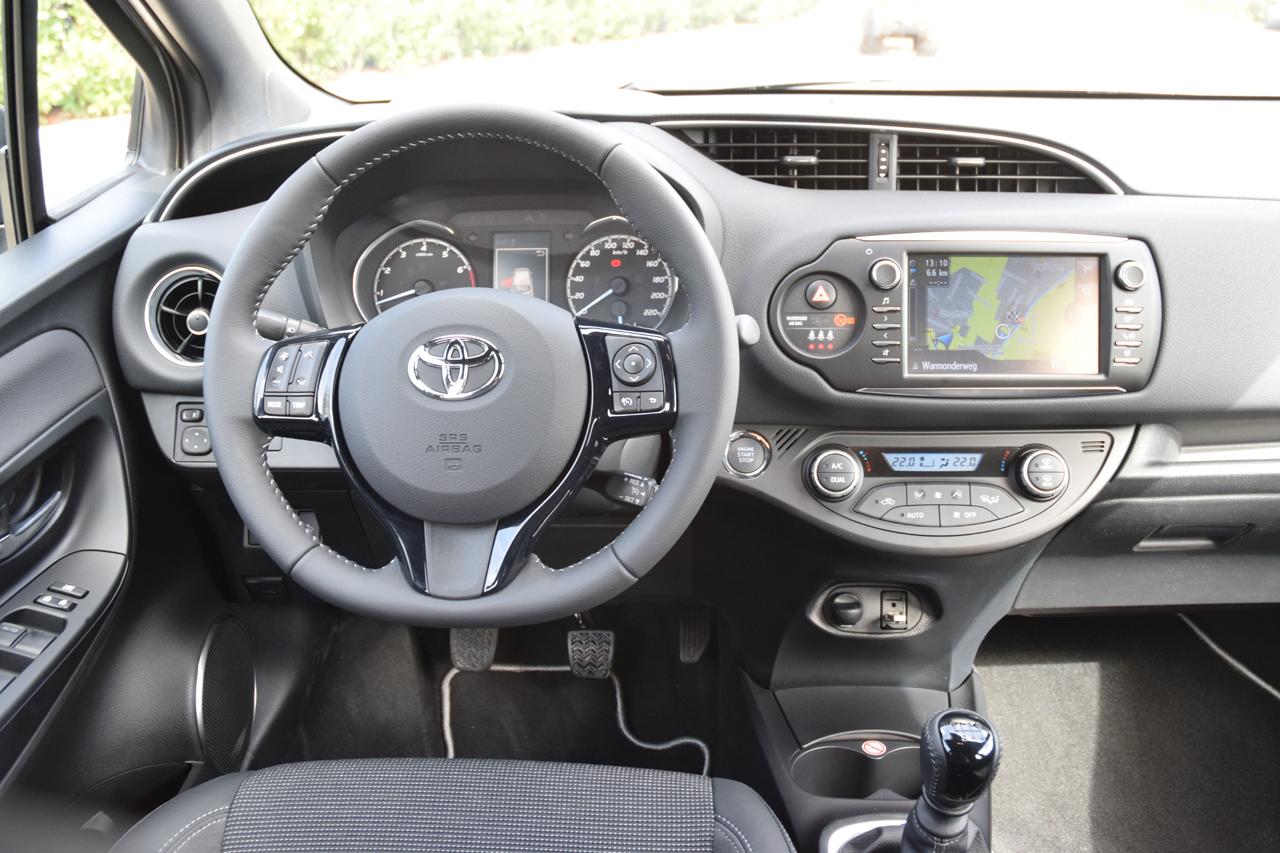 Toyota geeft de bestaande Yaris niet alleen een facelift, maar voorziet ook in een nieuwe motor en veel toegevoegde veiligheidsitems. AutoVandaag deed een rijtest.