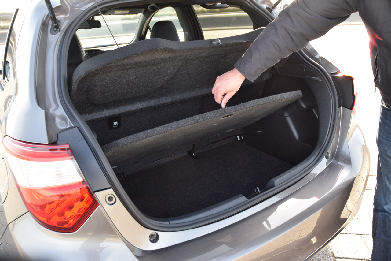 Toyota geeft de bestaande Yaris niet alleen een facelift, maar voorziet ook in een nieuwe motor en veel toegevoegde veiligheidsitems. AutoVandaag deed een rijtest.