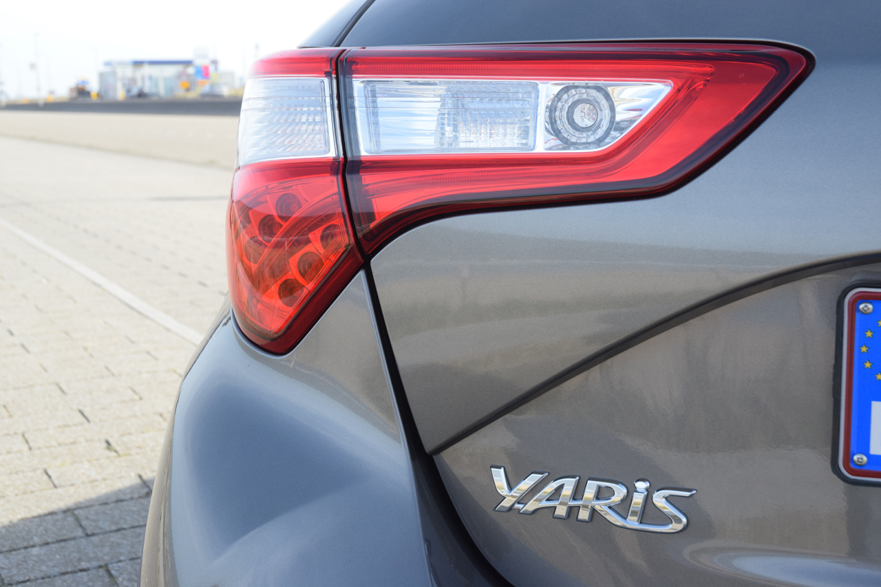 Toyota geeft de bestaande Yaris niet alleen een facelift, maar voorziet ook in een nieuwe motor en veel toegevoegde veiligheidsitems. AutoVandaag deed een rijtest.