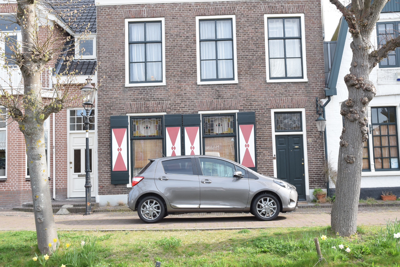 Toyota geeft de bestaande Yaris niet alleen een facelift, maar voorziet ook in een nieuwe motor en veel toegevoegde veiligheidsitems. AutoVandaag deed een rijtest.