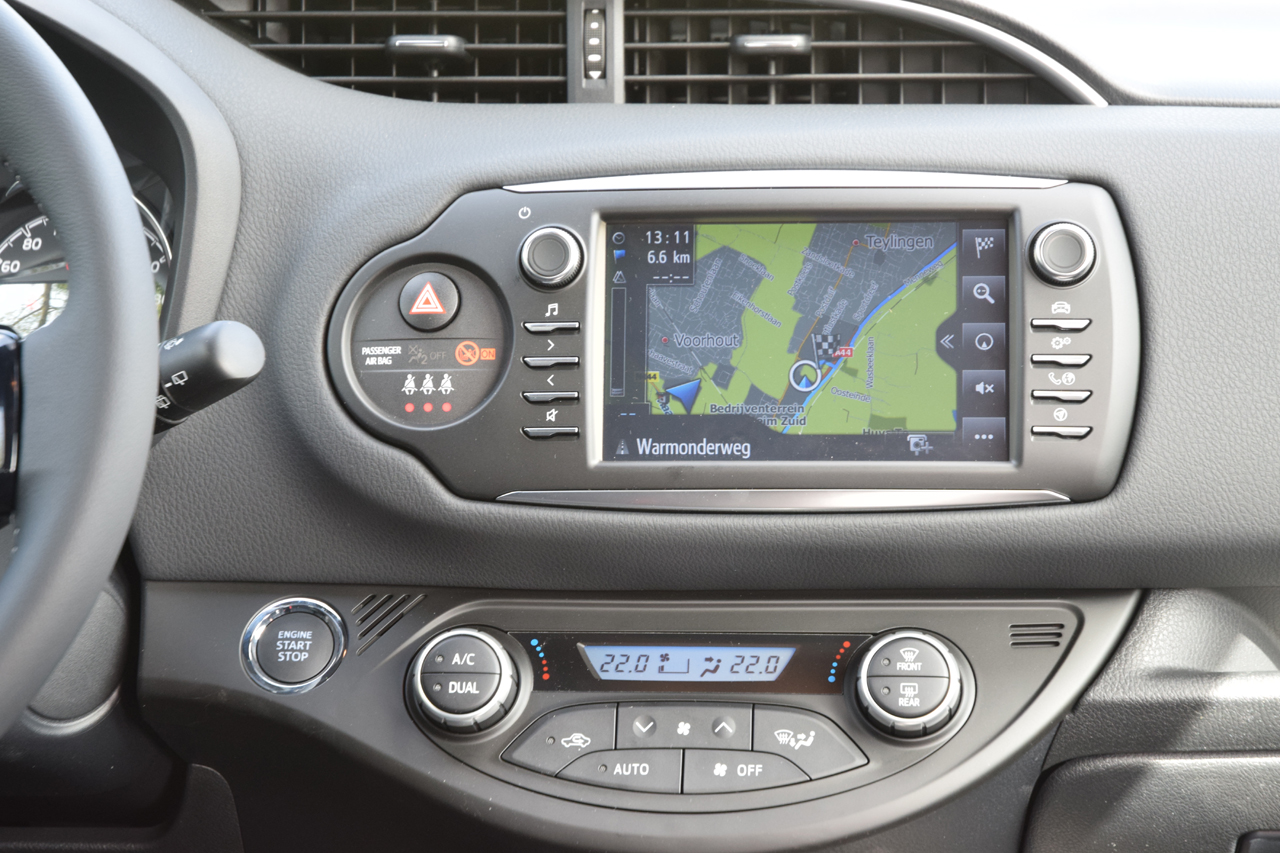 Toyota geeft de bestaande Yaris niet alleen een facelift, maar voorziet ook in een nieuwe motor en veel toegevoegde veiligheidsitems. AutoVandaag deed een rijtest.