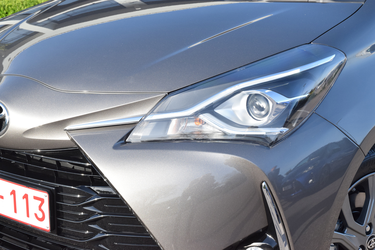 Toyota geeft de bestaande Yaris niet alleen een facelift, maar voorziet ook in een nieuwe motor en veel toegevoegde veiligheidsitems. AutoVandaag deed een rijtest.