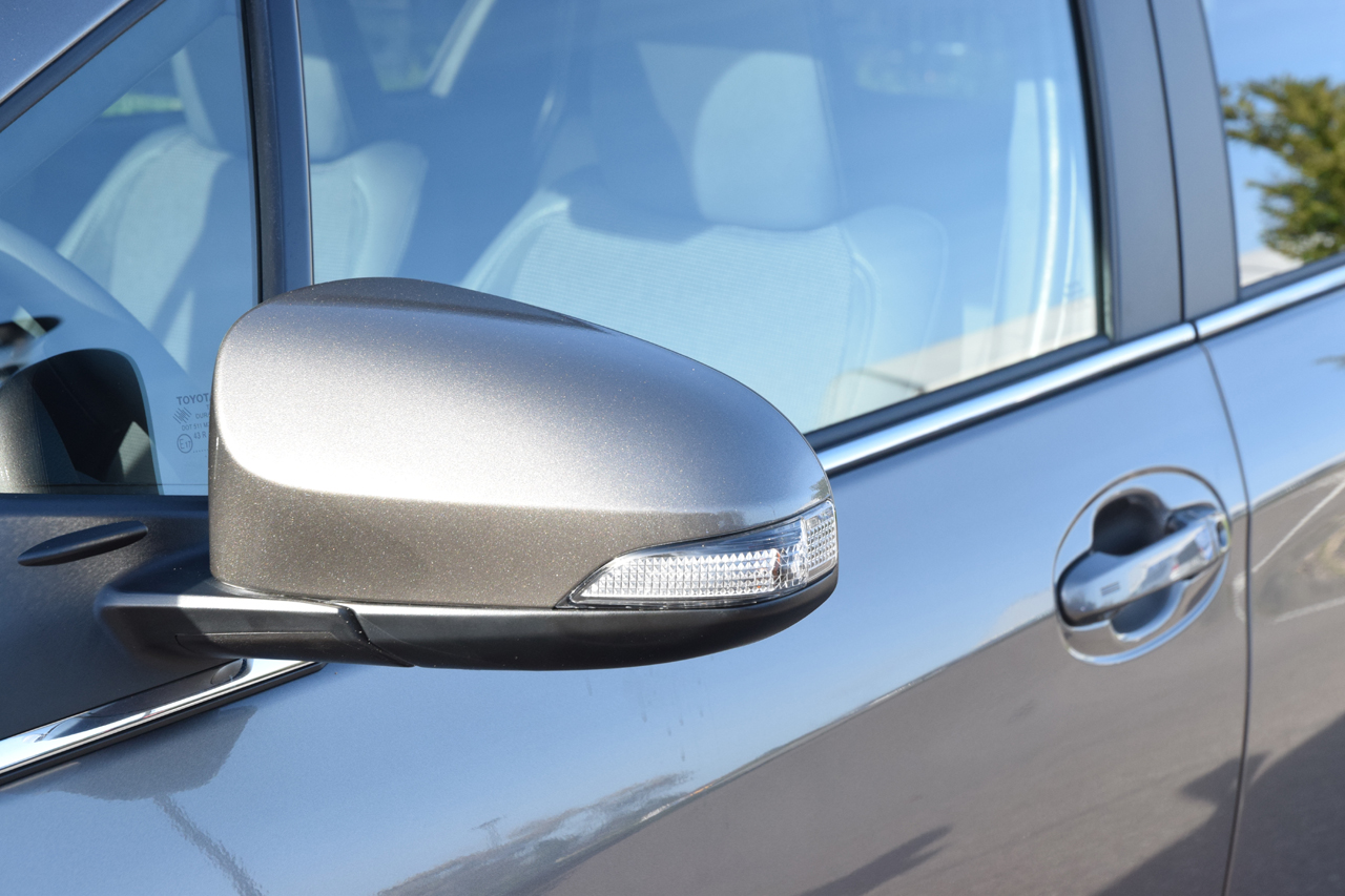 Toyota geeft de bestaande Yaris niet alleen een facelift, maar voorziet ook in een nieuwe motor en veel toegevoegde veiligheidsitems. AutoVandaag deed een rijtest.