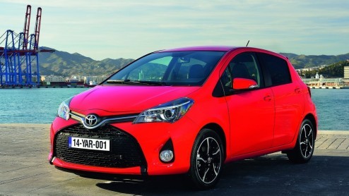Toyota Yaris facelift vernieuwt het gezicht van de Yaris, alsmede het interieur, onderstel en motoren. De vernieuwde Toyota Yaris staat medio september bij de dealer.