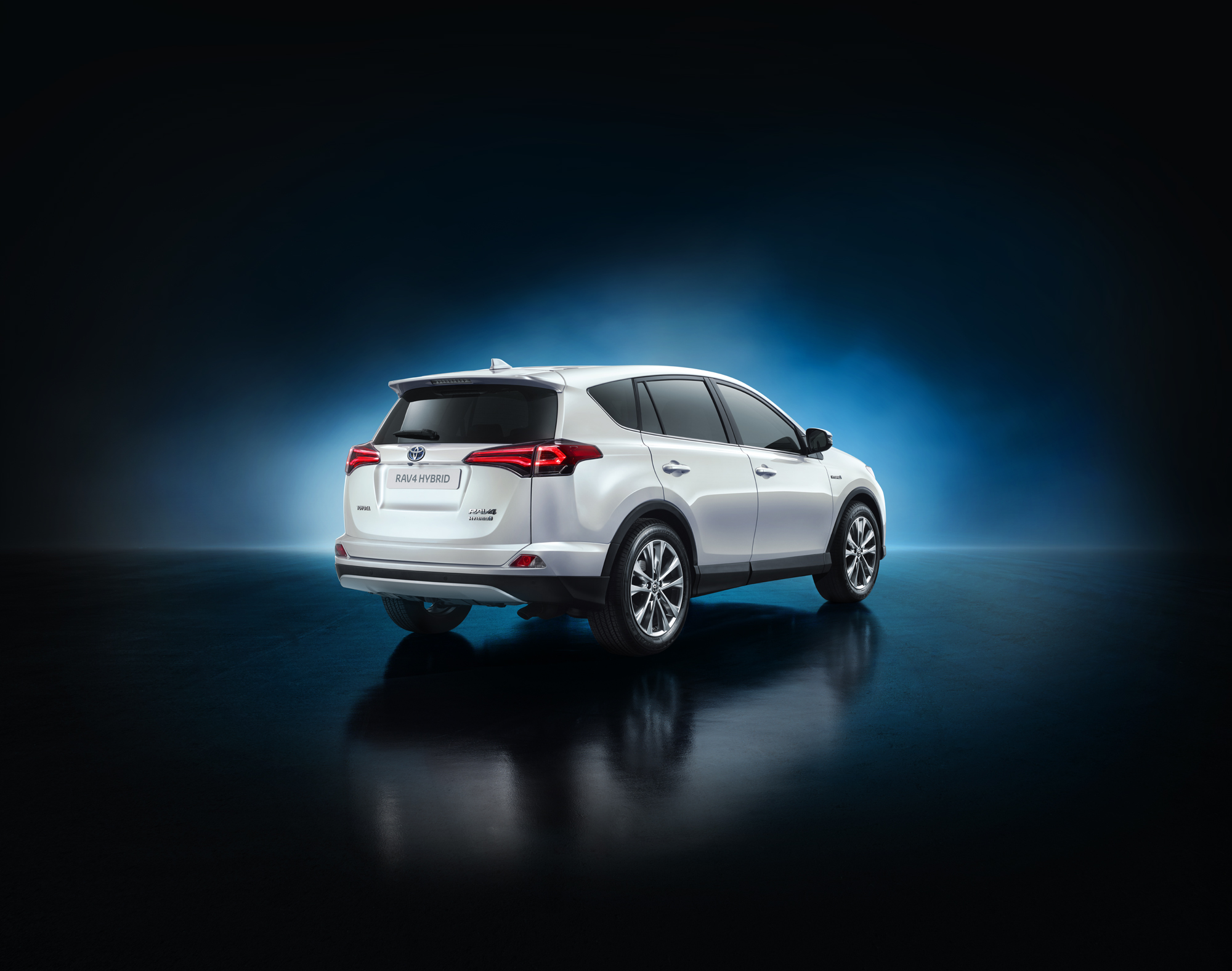 Toyota RAV4 komt ook als hybride. De RAV4 Hybrid staat begin 2016 in de Europese showrooms.