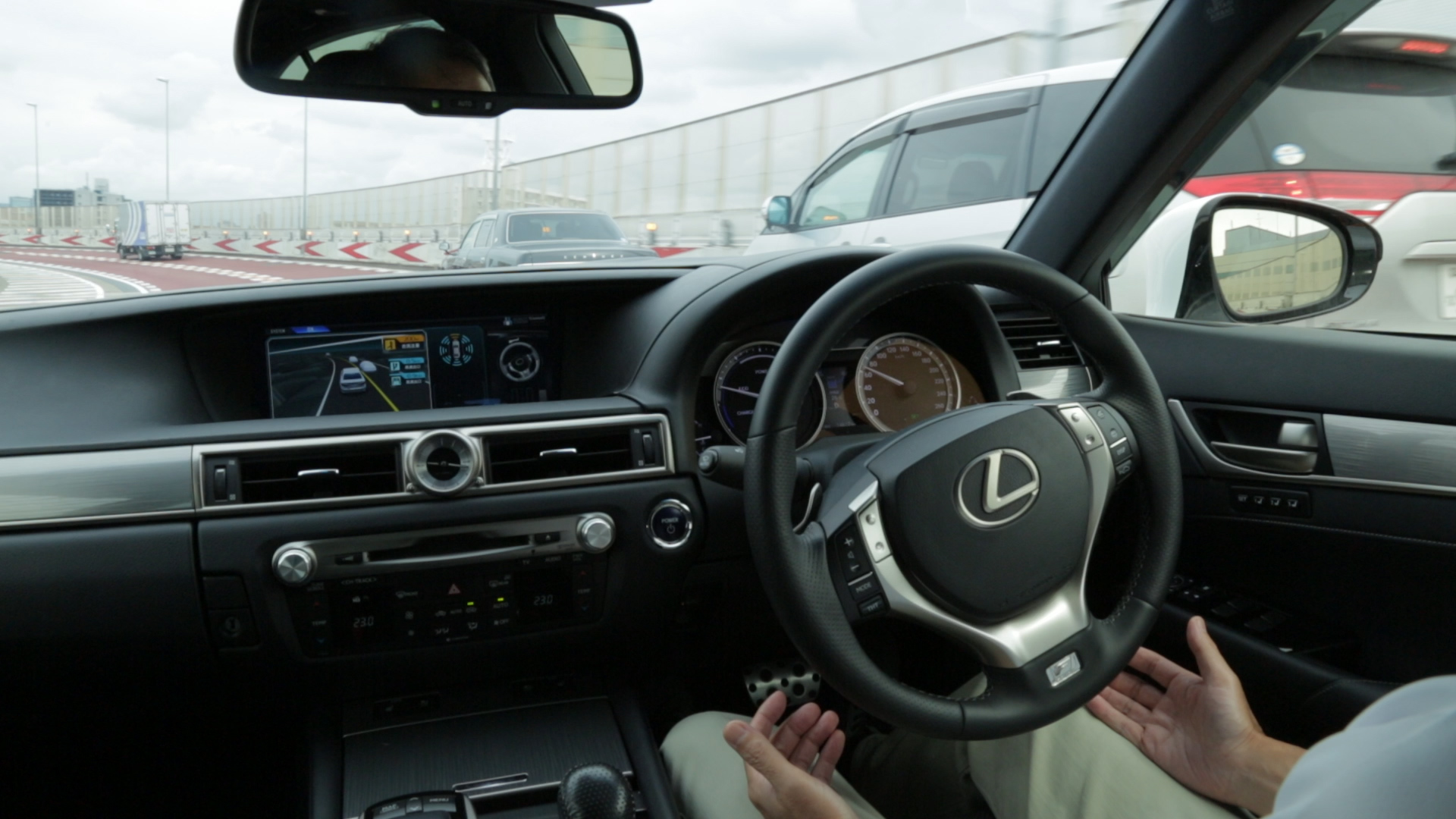 De Toyota Mobility Teammate Concept is een zelfrijdend voertuig dat via Car-To-X in verbinding staat met de infrastructuur en andere medeweggebruikers om de veiligheid onderweg te vergroten.