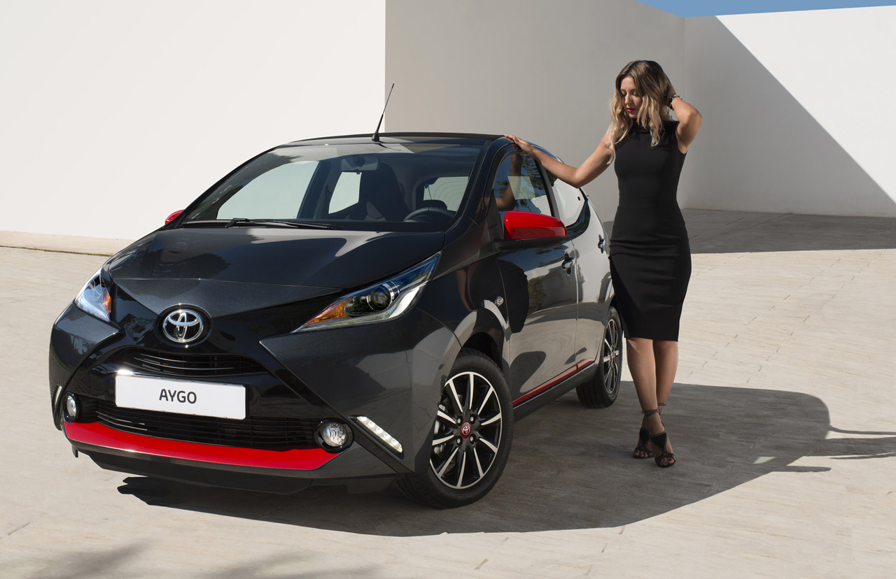 Toyota levert van de compacte Aygo nu drie Fashion Editions samengesteld door drie Nederlandse fashion influencers.