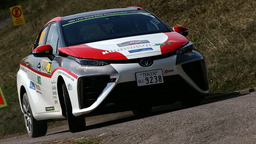 Geen geknetter, geplop en geknal door de bossen bij Trier. Toyota was afgelopen weekend op het World Rally Championship in Duitsland aanwezig met een aangepaste Mirai op waterstof.