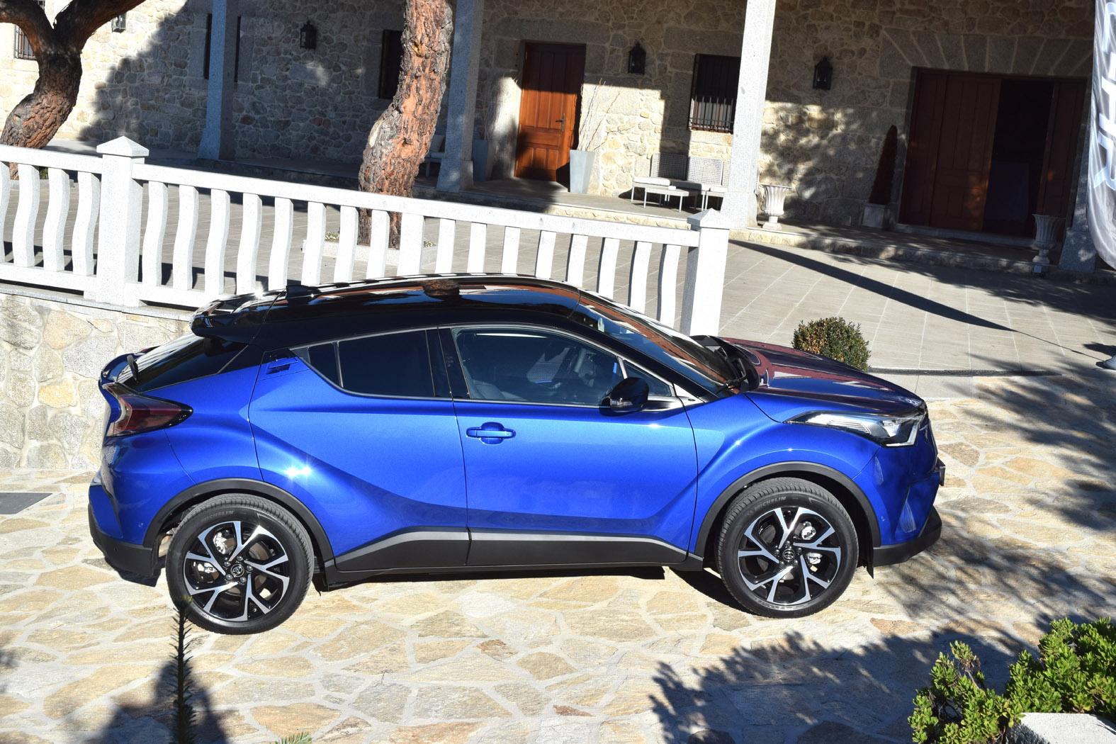 Toyota gaat met de coupachtige C-HR op de sportieve toer. AutoVandaag deed een rijtest.