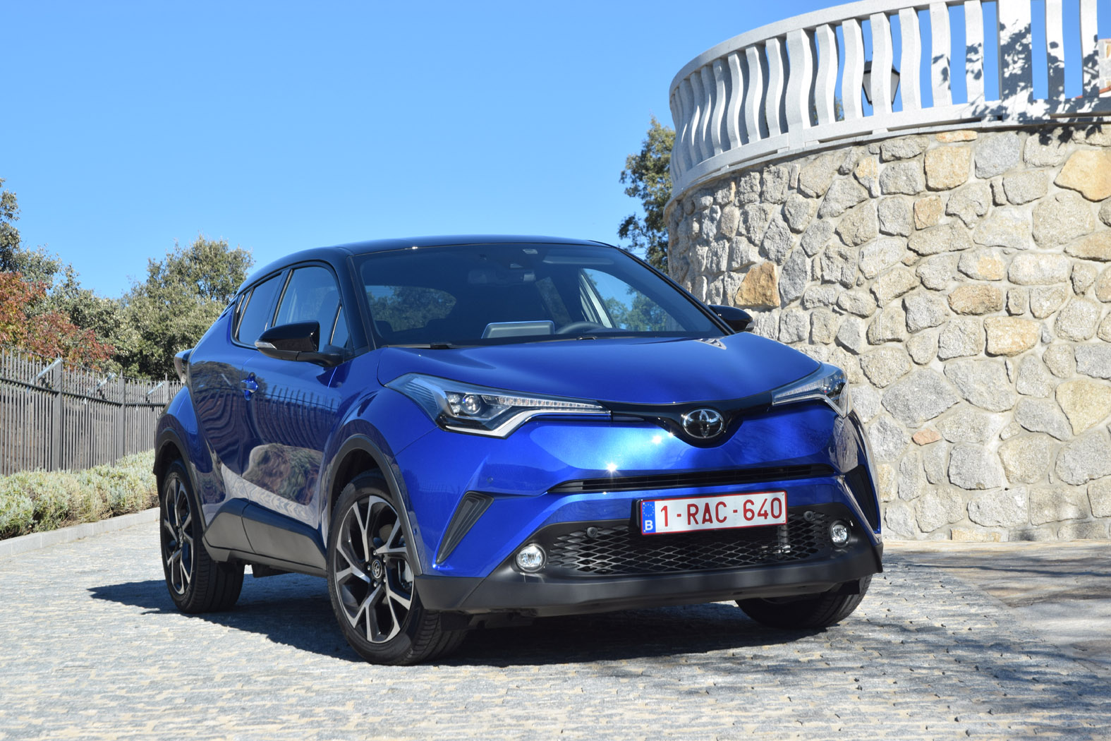 Toyota gaat met de coupachtige C-HR op de sportieve toer. AutoVandaag deed een rijtest.
