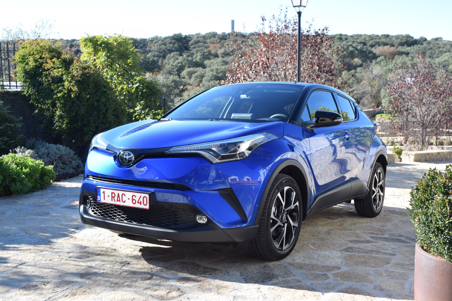 Toyota gaat met de coupachtige C-HR op de sportieve toer. AutoVandaag deed een rijtest.