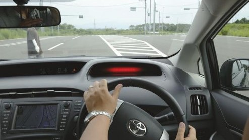 Toyota heeft een 'Pre-collision System' noodremsysteem met voetgangersdetectie ontwikkeld dat ook een stuuringreep kan uitvoeren, indien een aanrijding onvermijdelijk is.