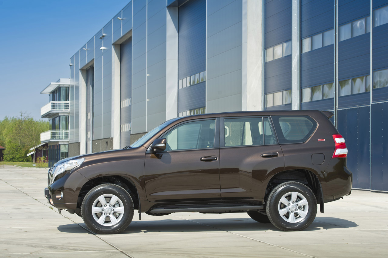 Toyota rust de Land Cruiser Challenger rijker uit.