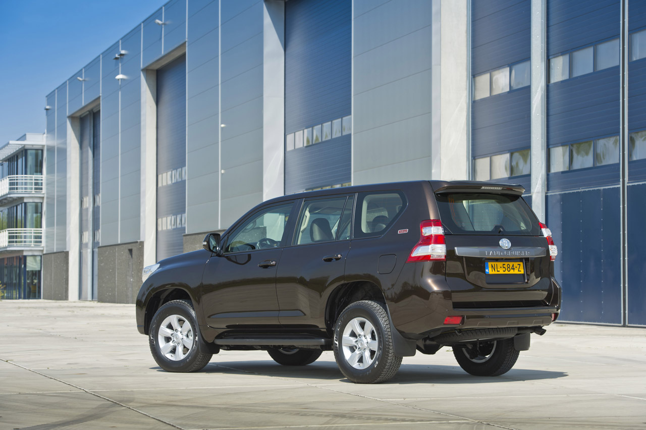 Toyota rust de Land Cruiser Challenger rijker uit.