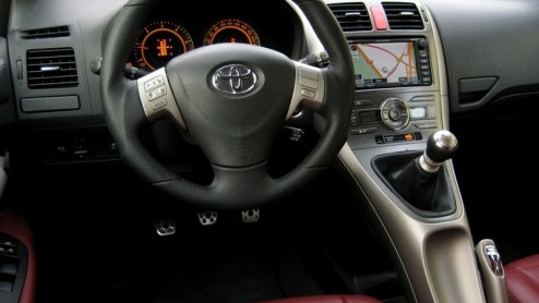 Rood lederen bekleding, subtiele spoilers, dubbele uitlaat n een bijna 180 pk sterke diesel. Deze ingredinten zijn door Toyota toegevoegd aan de normaliter toch wat brave Auris. Het totaalplaatje kr
